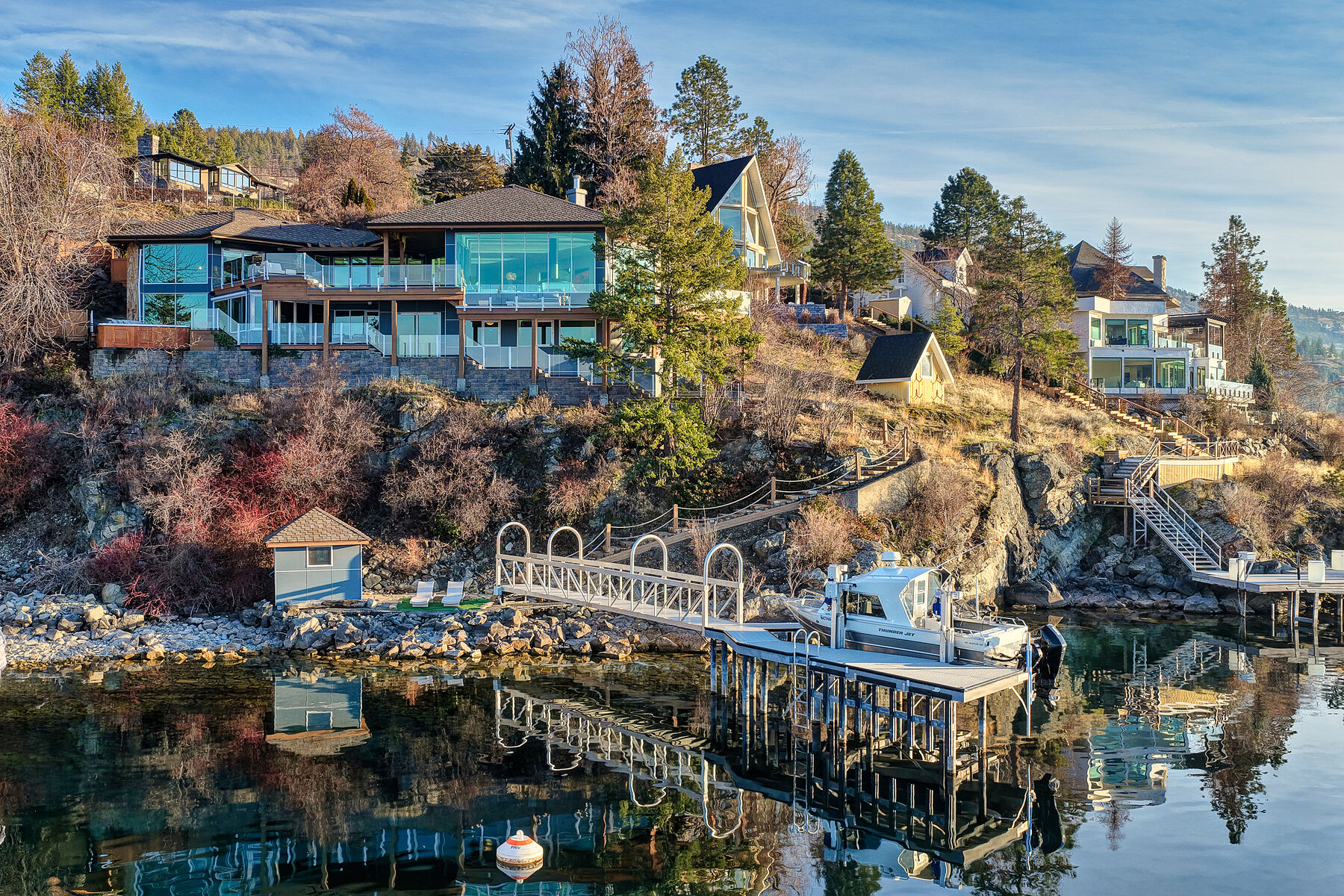  Lakefront Estate - 物件實景