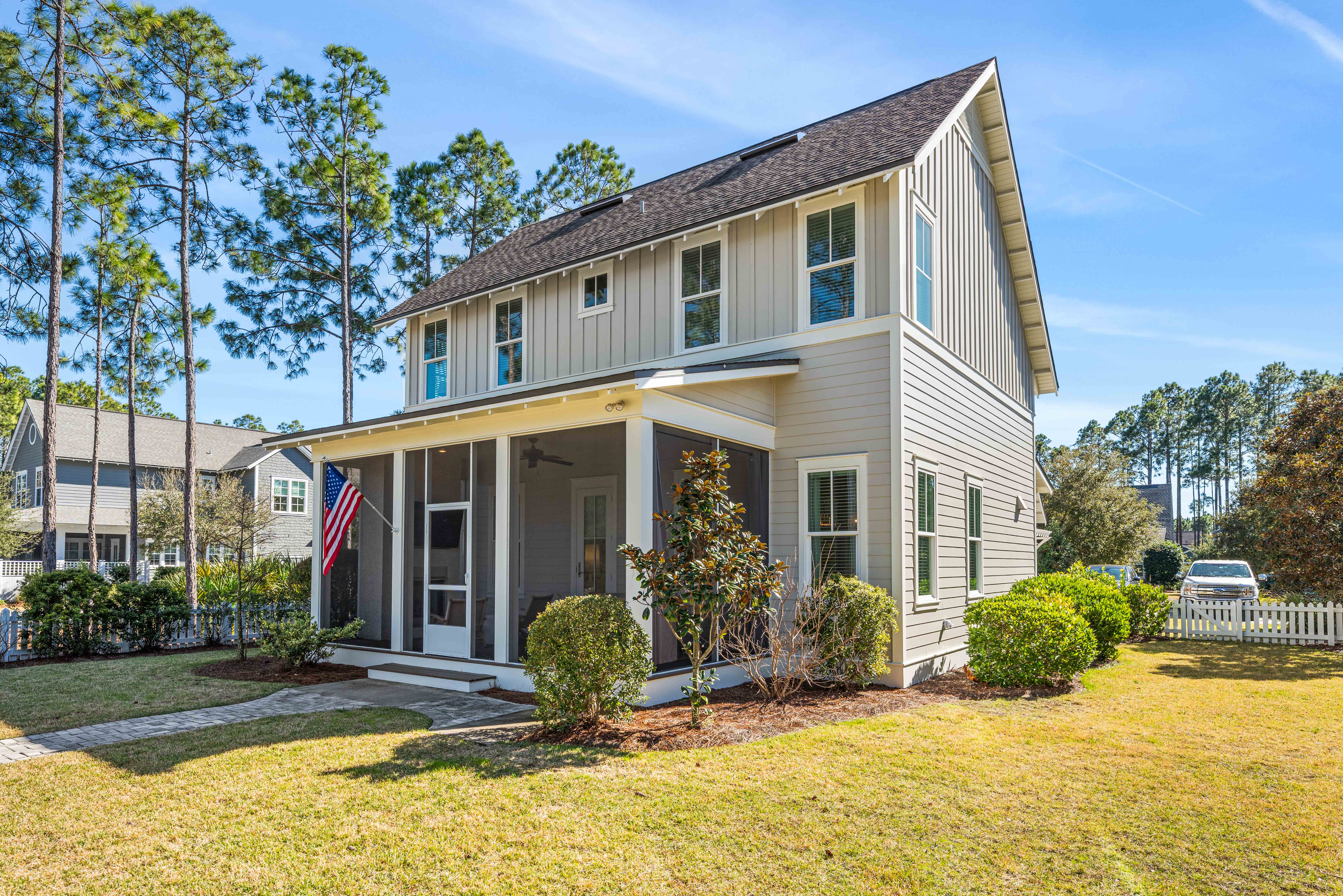  Oversized Corner Lot Home with Carriage House, Screened Porch & Fenced Yard - 物件實景