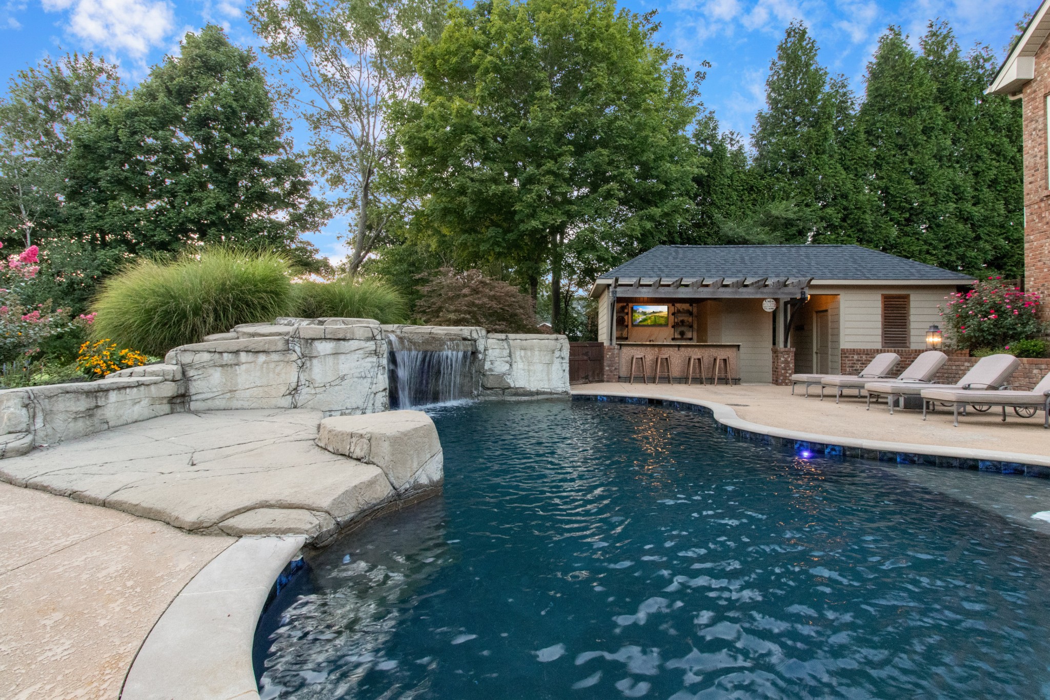 Clarksville, Tennessee, 37043, United States, 4 Bedrooms Bedrooms, ,5 BathroomsBathrooms,Residential,For Sale,1825421