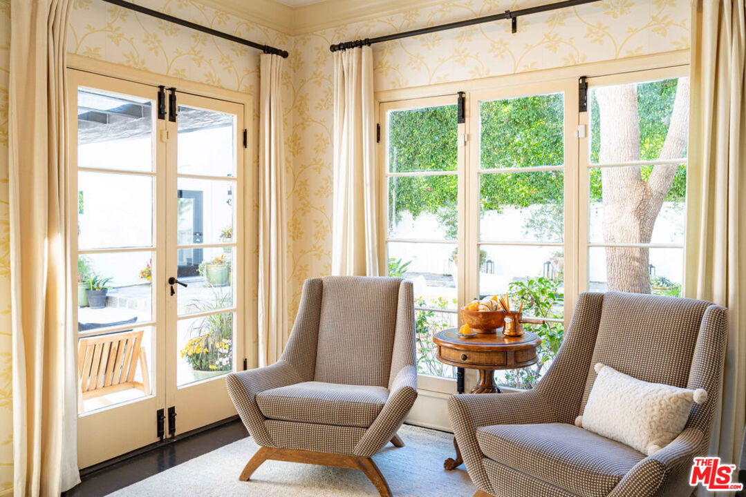 Los Angeles, California, 90004, United States, 4 Bedrooms Bedrooms, ,5 BathroomsBathrooms,Residential,For Sale,1989433