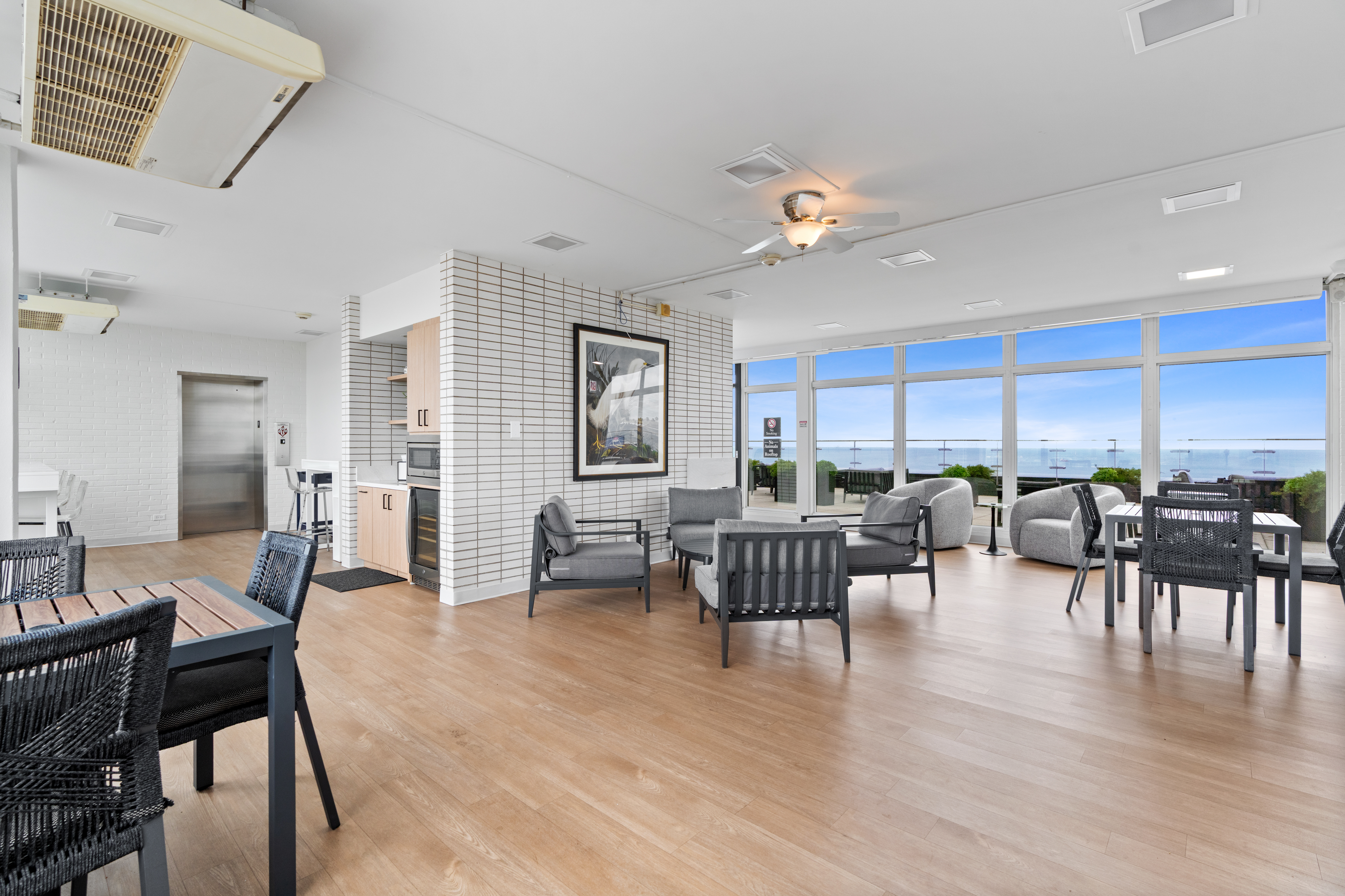  Enjoy Turnkey Lakefront Living in a Well-Established Gold Coast Building - 物件實景