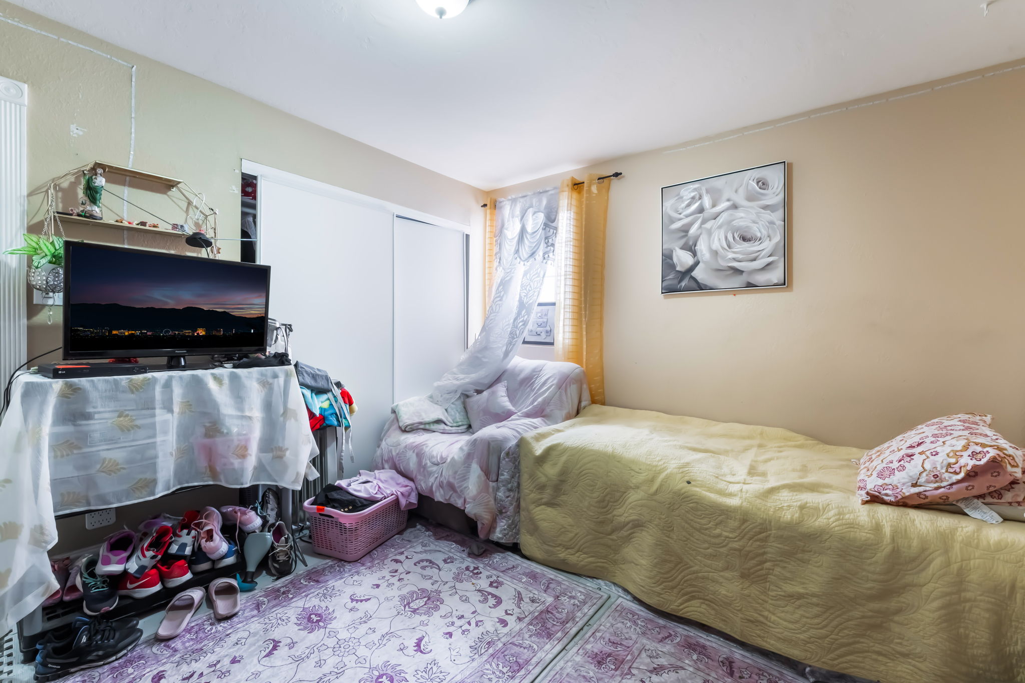 Las Vegas, Nevada, 89104, United States, 4 Bedrooms Bedrooms, ,2 BathroomsBathrooms,Residential,For Sale,1924151