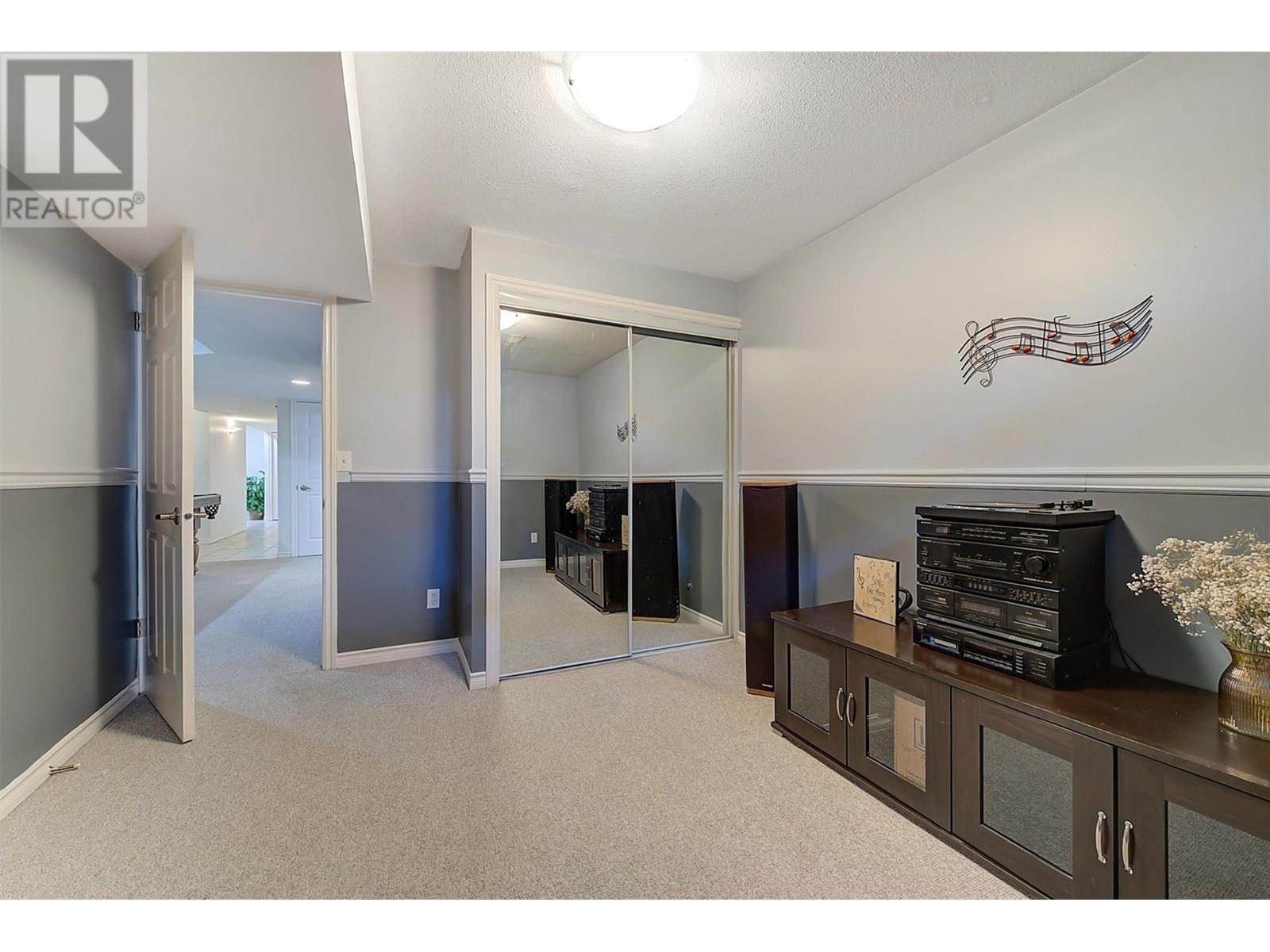 KELOWNA, British Columbia, V1V 2G6, CA, 5 Bedrooms Bedrooms, ,4 BathroomsBathrooms,Residential,For Sale,1838438