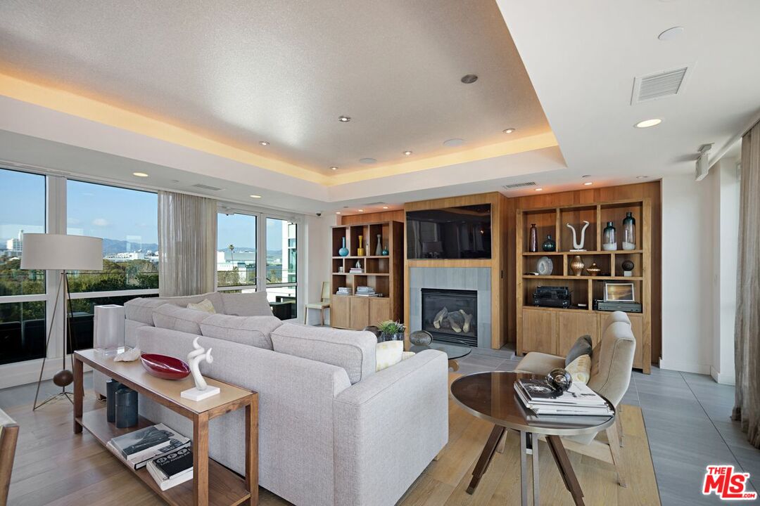 Santa Monica, California, 90401, United States, 2 Bedrooms Bedrooms, ,2 BathroomsBathrooms,Residential,For Sale,2001911