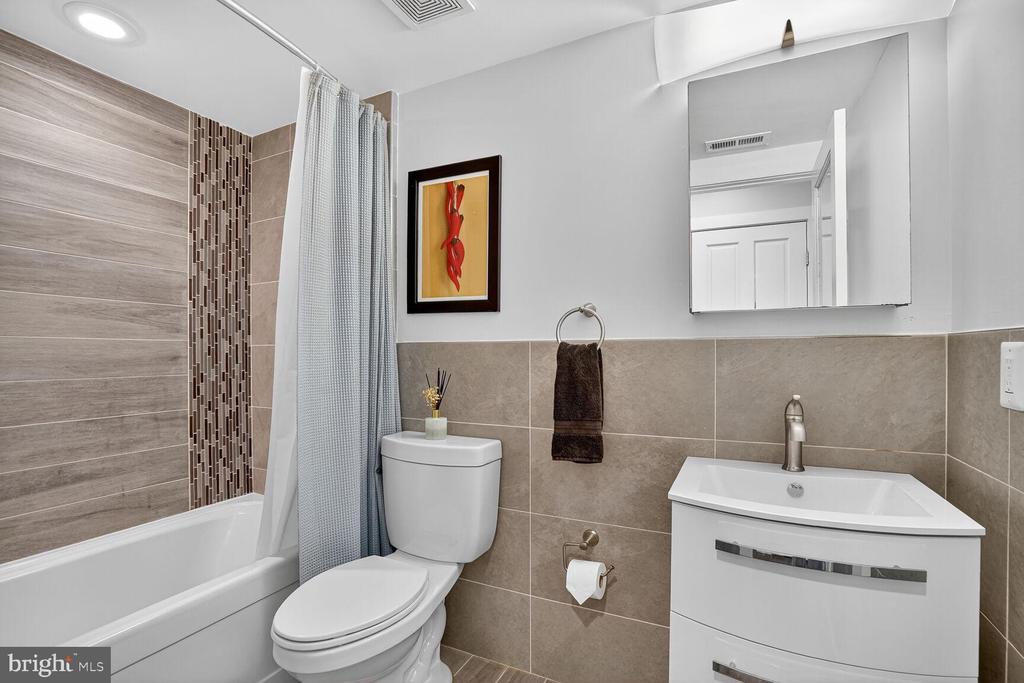 Washington, District of Columbia, 20010, United States, 2 Bedrooms Bedrooms, ,2 BathroomsBathrooms,Residential,For Sale,1975364