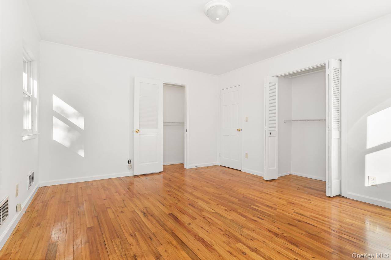 Yonkers, New York, 10710, United States, 4 Bedrooms Bedrooms, ,2 BathroomsBathrooms,Residential,For Sale,1991098