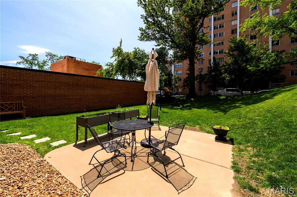 St Louis, Missouri, 63105, United States, 2 Bedrooms Bedrooms, ,2 BathroomsBathrooms,Residential,For Sale,1828450
