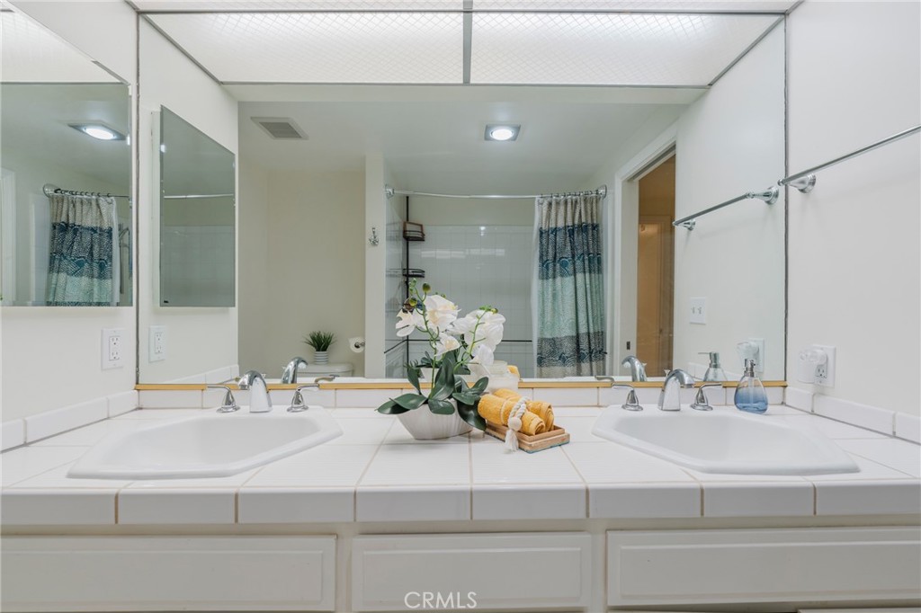 Los Angeles, California, 90024, United States, 2 Bedrooms Bedrooms, ,2 BathroomsBathrooms,Residential,For Sale,1828598