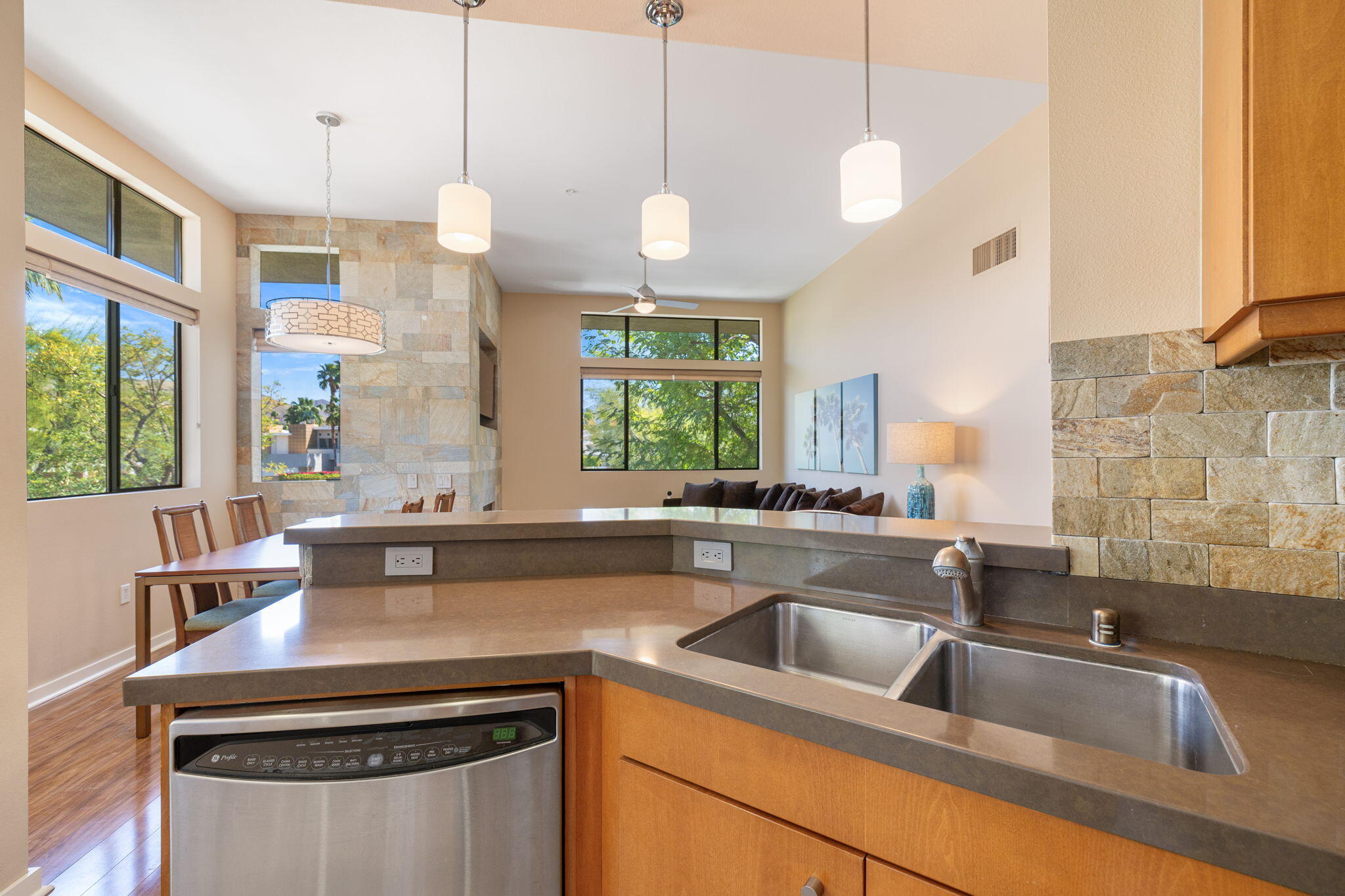 Palm Springs, California, 92264, United States, 2 Bedrooms Bedrooms, ,2 BathroomsBathrooms,Residential,For Sale,1901063