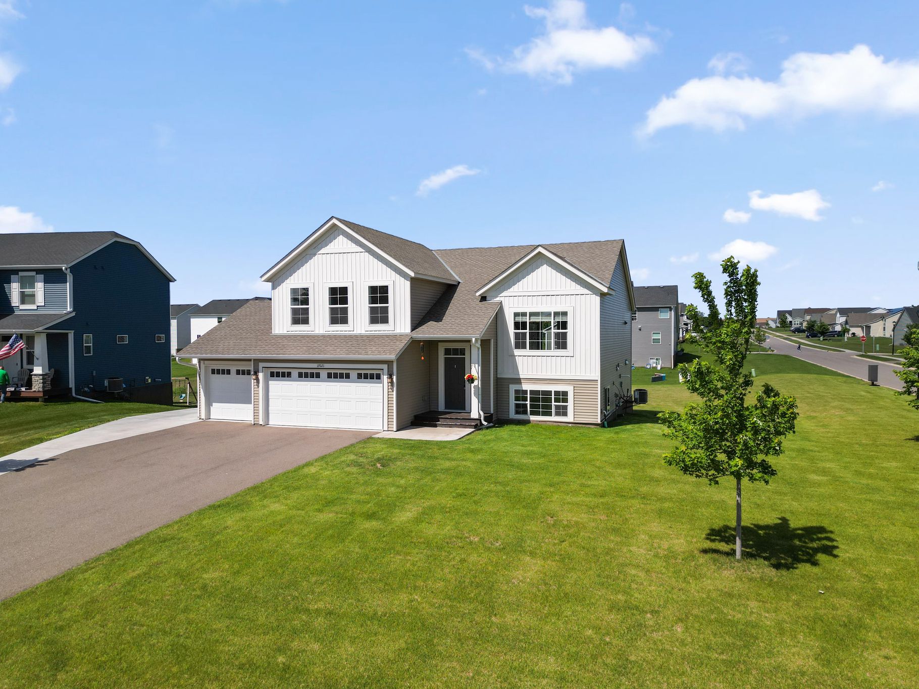  Spacious Walkout Living on a Prime Corner Lot - 物件實景