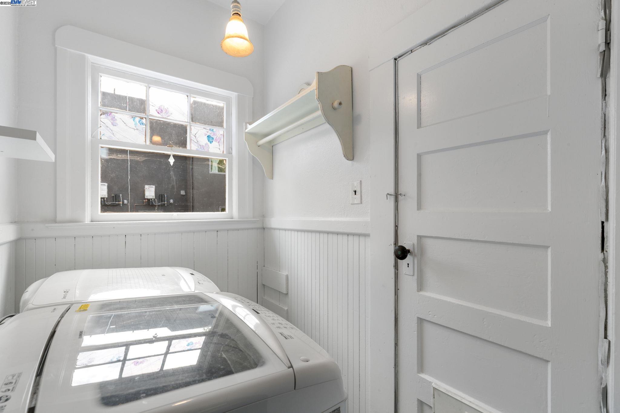 Oakland, California, 94606, United States, 3 Bedrooms Bedrooms, ,2 BathroomsBathrooms,Residential,For Sale,1839089
