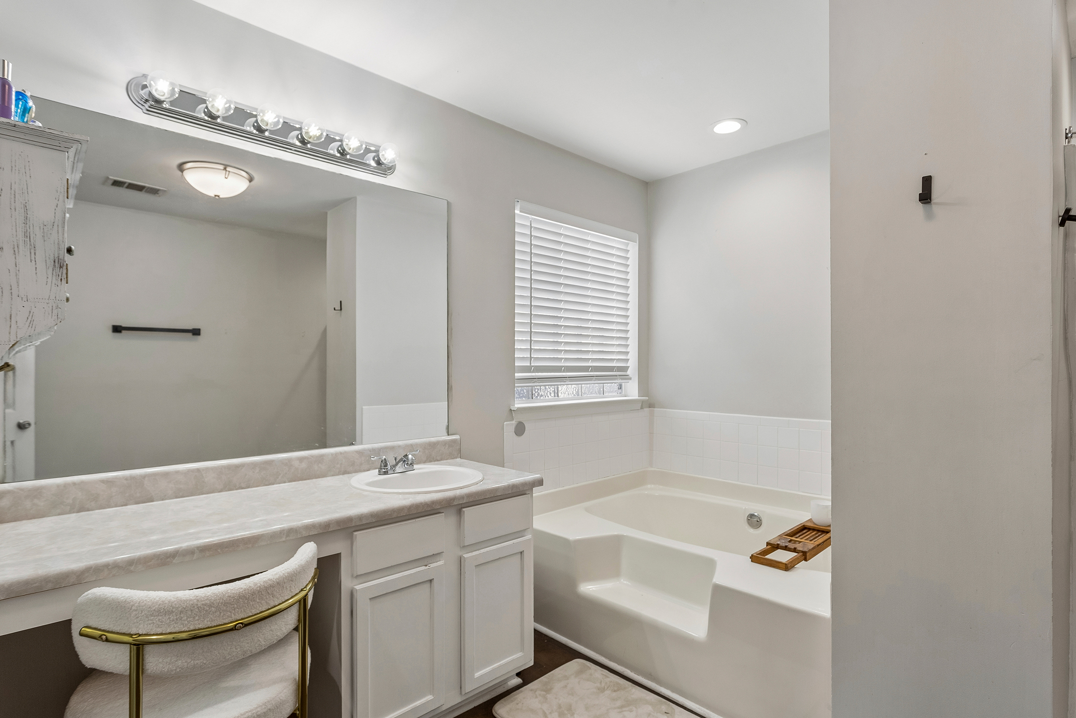  Beautifully Updated and Move-in Ready Four Bedroom Home - 物件實景