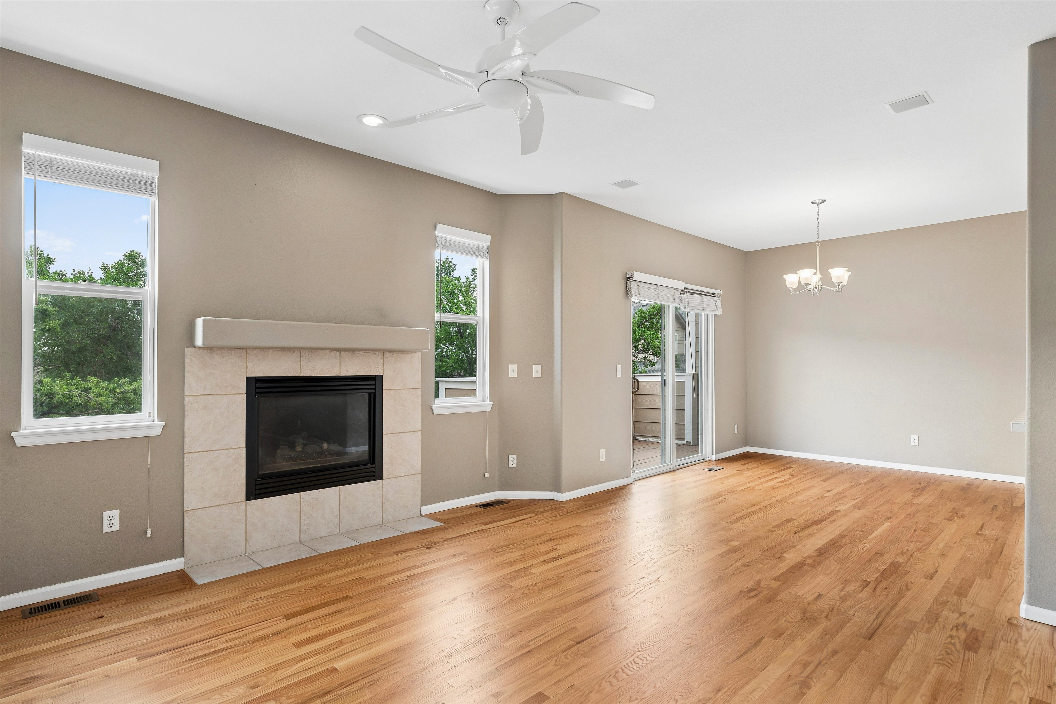  Beautifully maintained three-level townhome - 物件實景