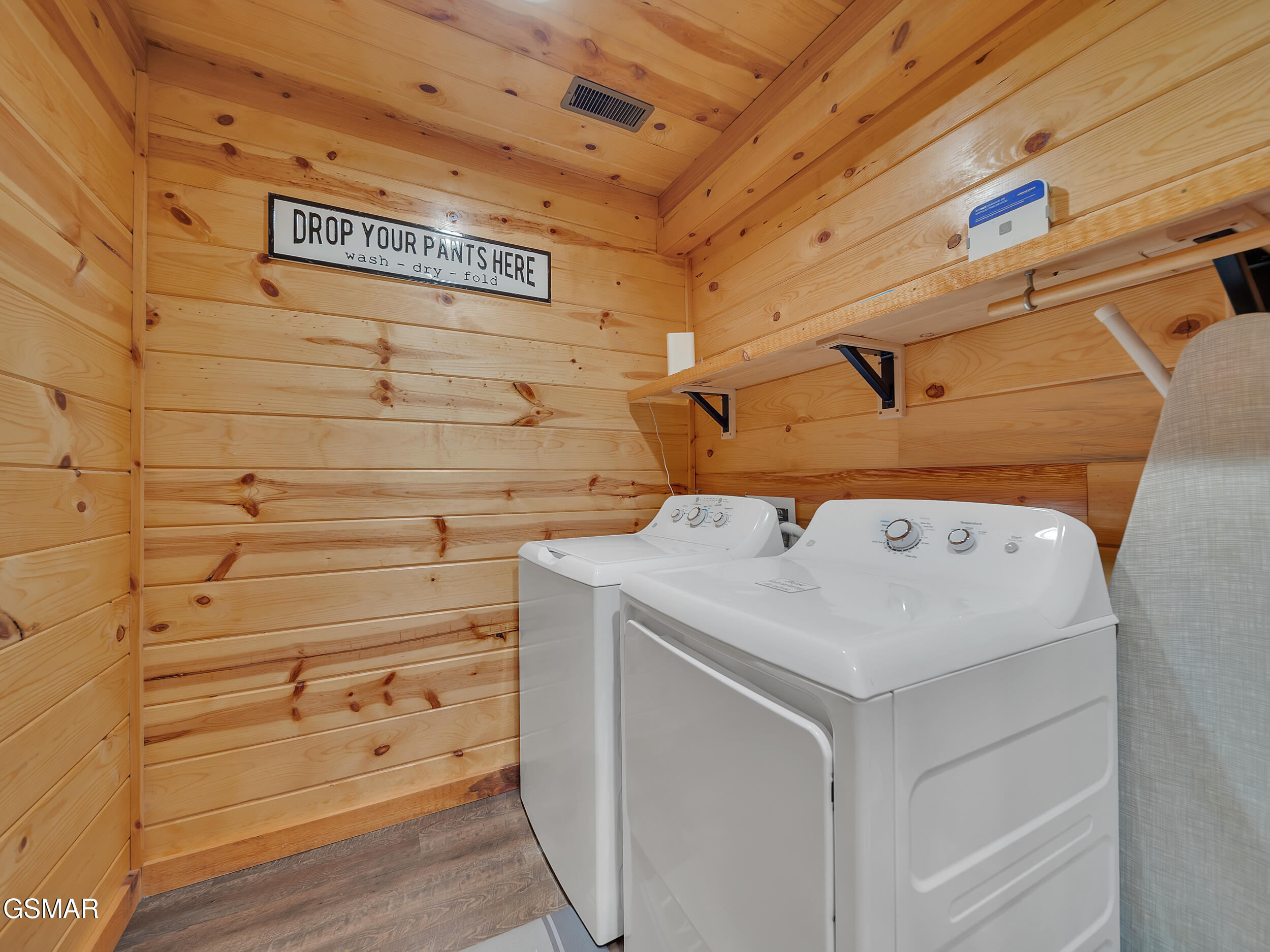 Pigeon Forge, Tennessee, 37876, United States, 4 Bedrooms Bedrooms, ,4 BathroomsBathrooms,Residential,For Sale,1944632