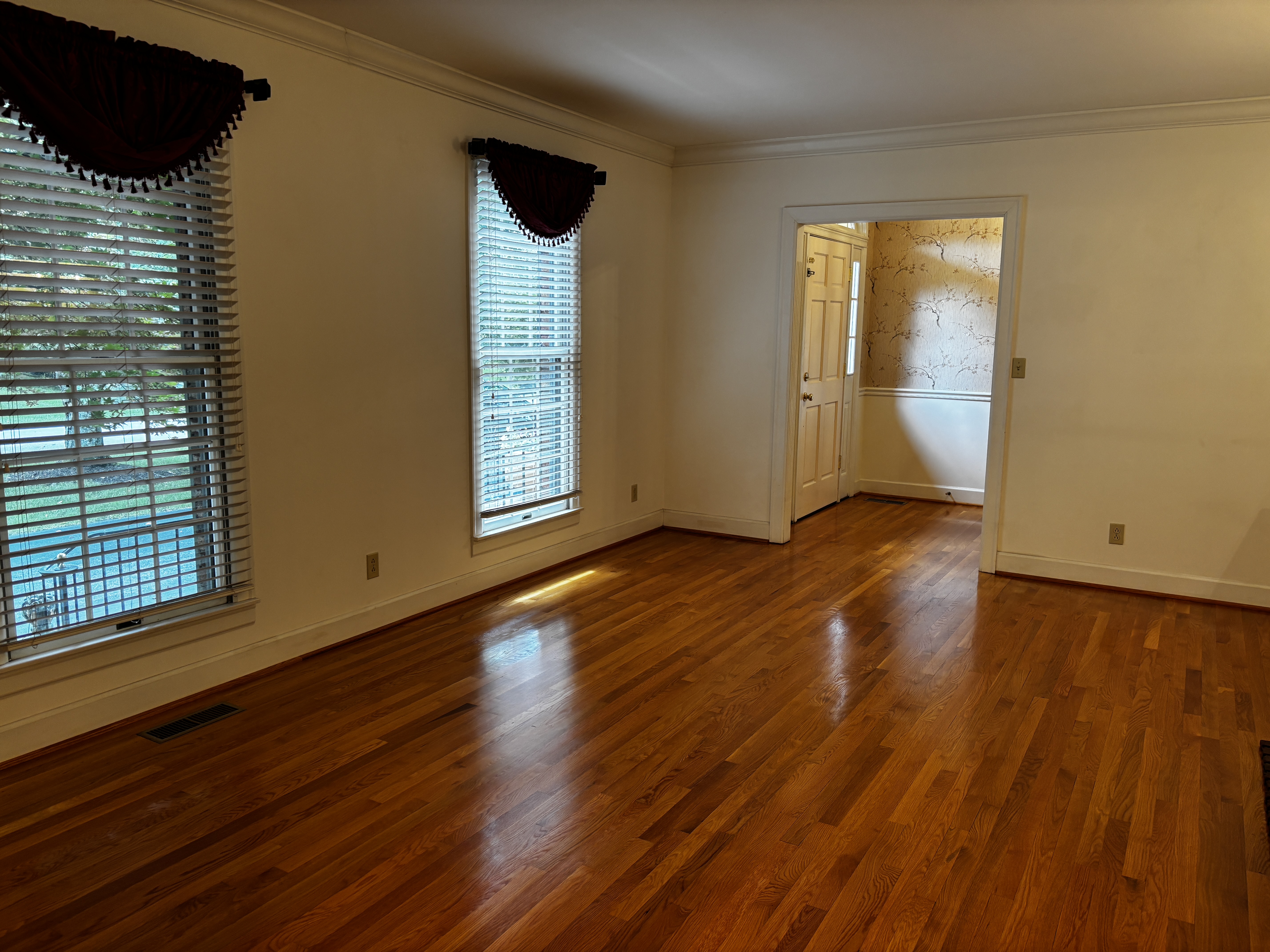 Frankfort, Kentucky, 40601, United States, 3 Bedrooms Bedrooms, ,3 BathroomsBathrooms,Residential,For Sale,2049157