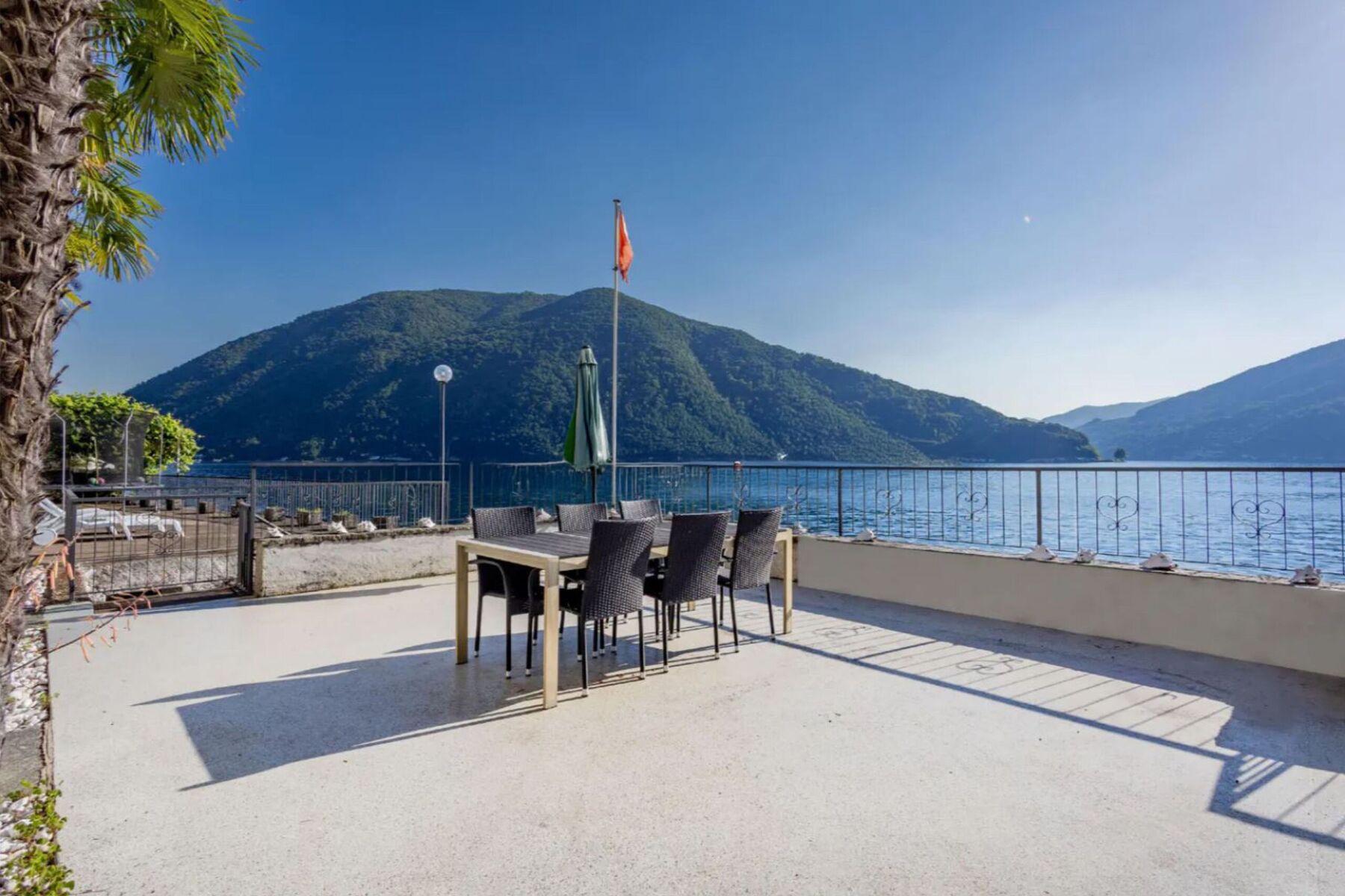  Lakefront villa with private dock - 物件實景