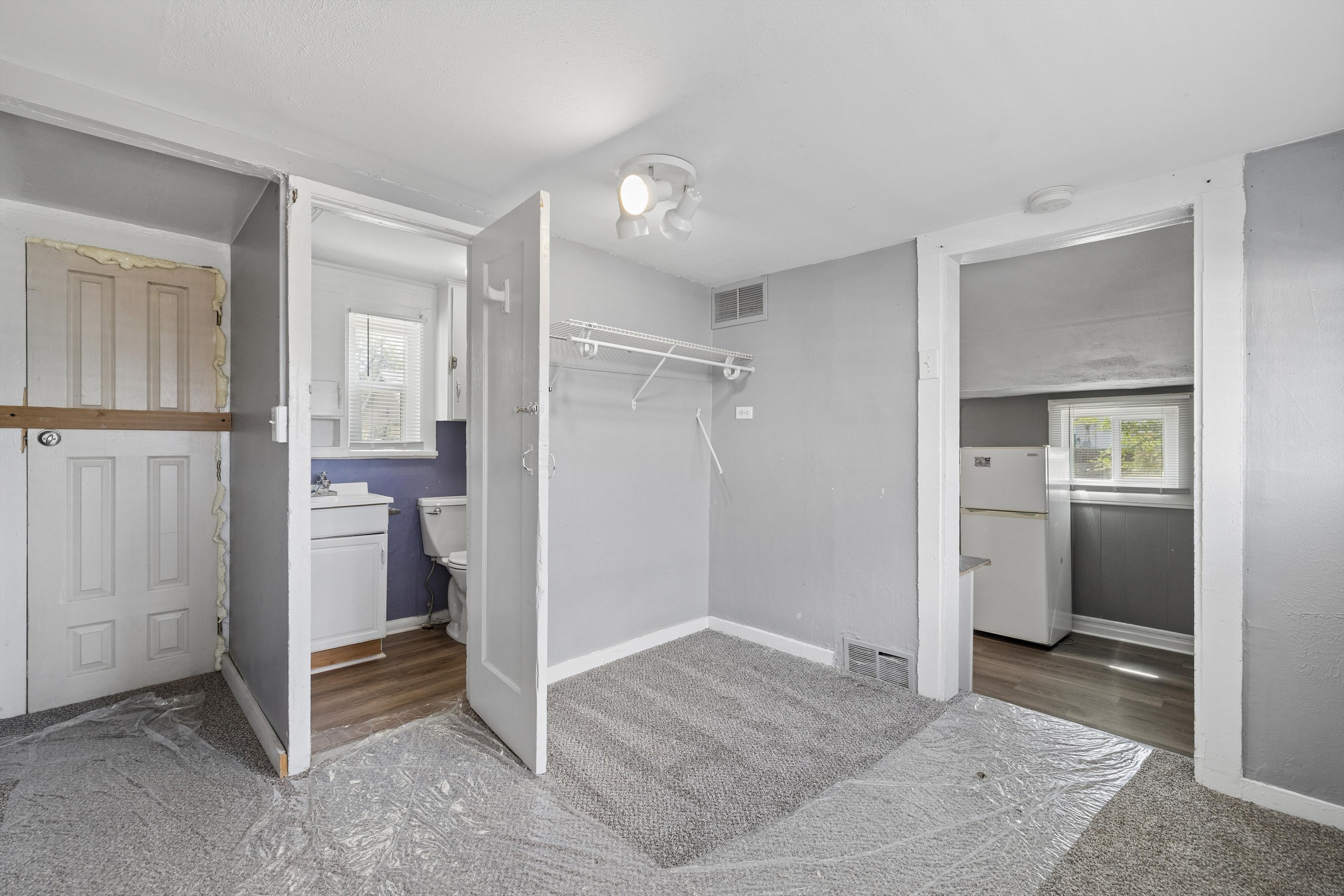  A rare opportunity to own a three-unit residential income property designed for - 物件實景