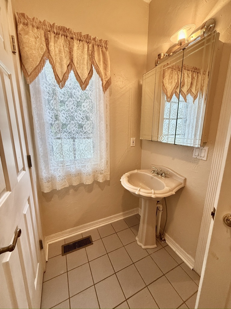 Union City, Tennessee, 38261, United States, 5 Bedrooms Bedrooms, ,6 BathroomsBathrooms,Residential,For Sale,1974158