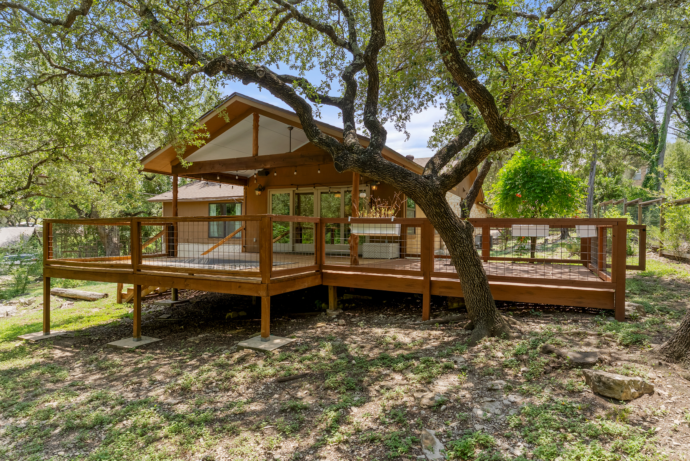  Thoughtfully Updated. Wonderfully Private. Move-In Ready - 物件實景