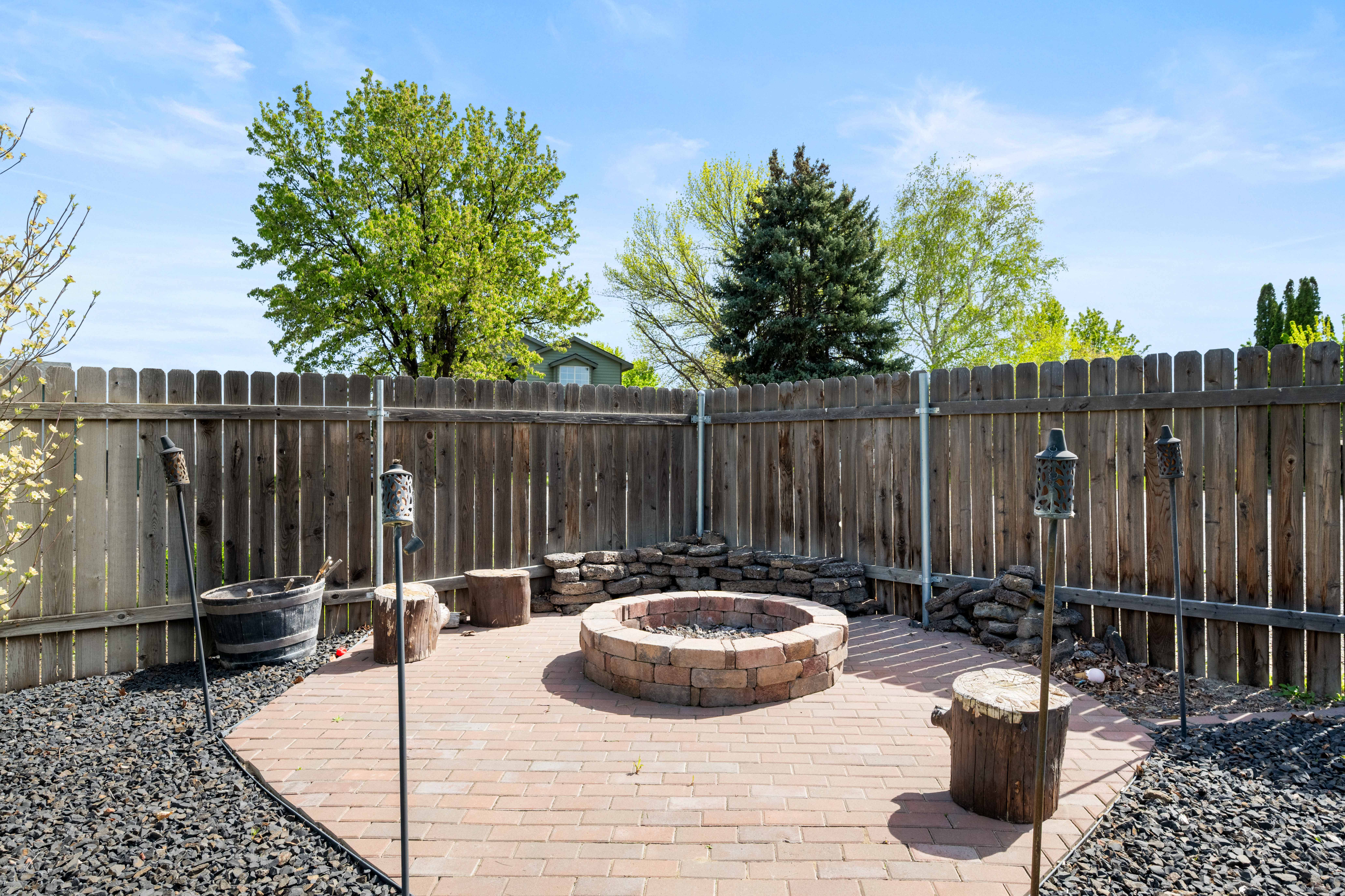  Beautifully Maintained Tri-Level Home - 物件實景