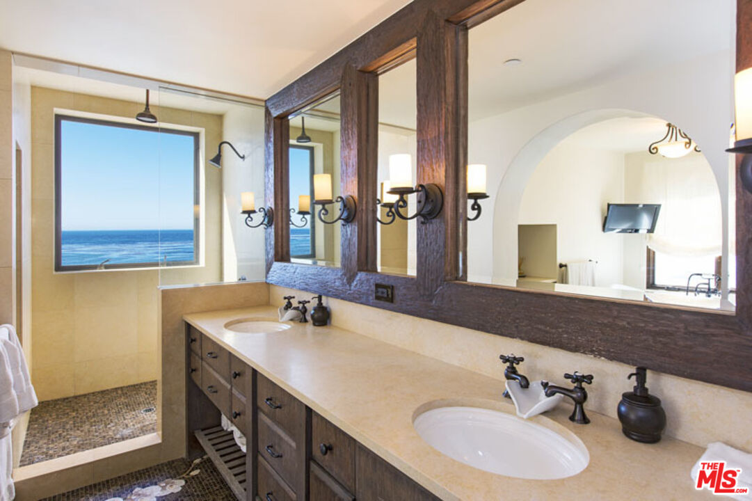 Malibu, California, 90265, United States, 5 Bedrooms Bedrooms, ,6 BathroomsBathrooms,Residential,For Sale,1895522