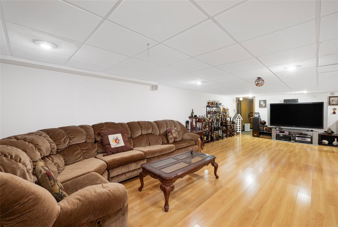 Cranston, Rhode Island, 02921, United States, 3 Bedrooms Bedrooms, ,2 BathroomsBathrooms,Residential,For Sale,1940913
