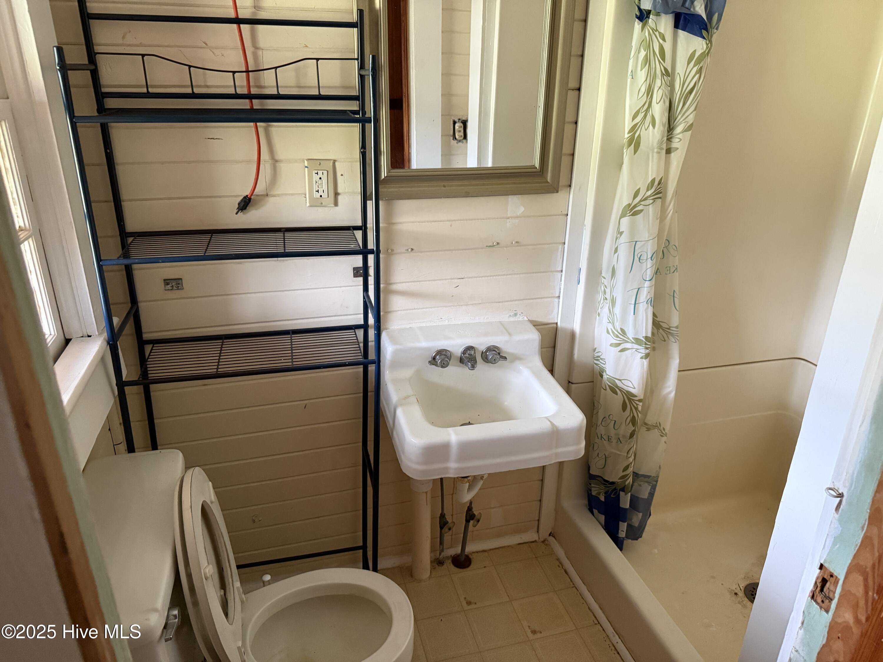 Harrells, North Carolina, 28444, United States, 4 Bedrooms Bedrooms, ,5 BathroomsBathrooms,Residential,For Sale,1955084