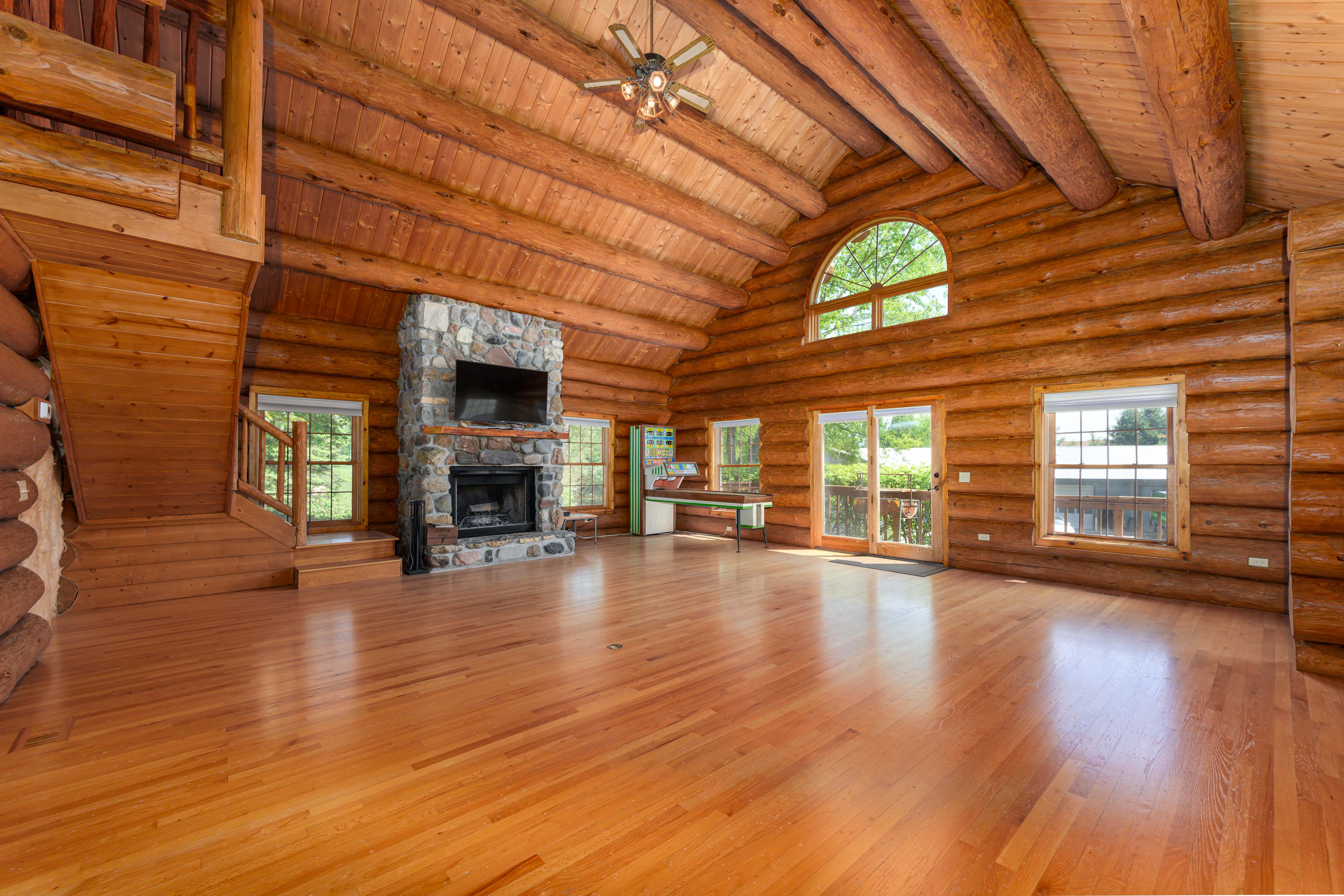  Stunning Real Log Home - 物件實景