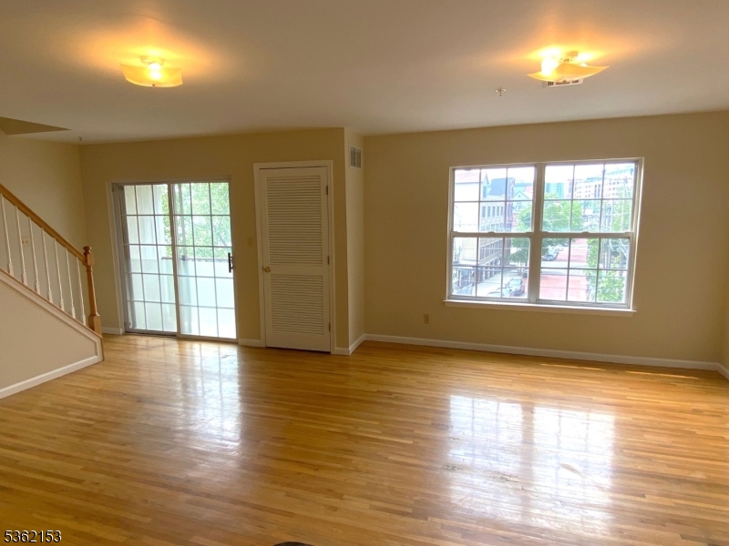 Newark City, New Jersey, 07105, United States, 2 Bedrooms Bedrooms, ,3 BathroomsBathrooms,Residential,For Sale,1849071