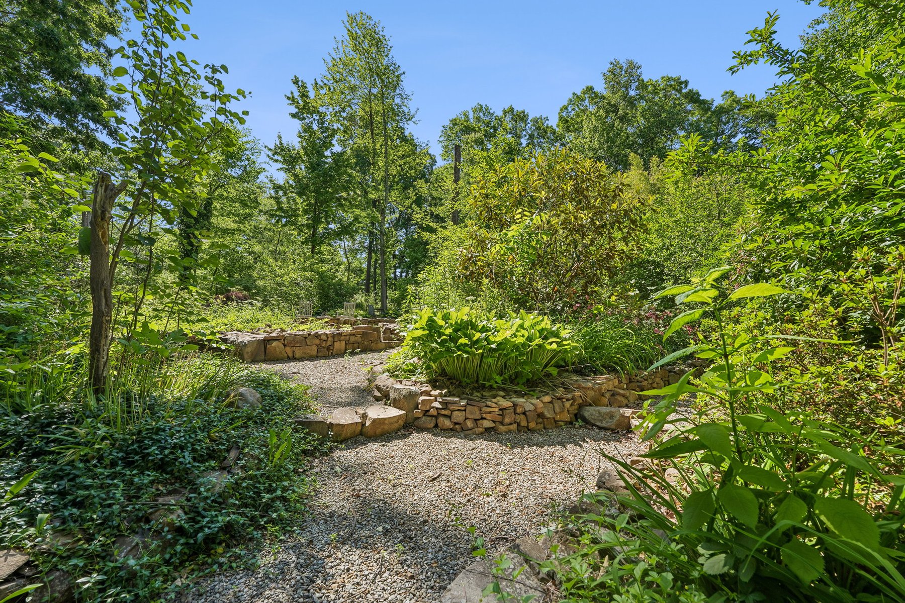 Colonial Offers Exceptional Quality and Workmanship Along With a Garden Oasis - 物件實景