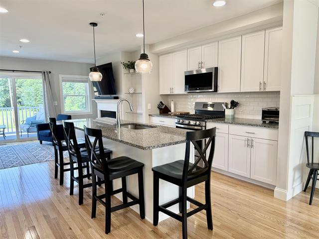 Dover, New Hampshire, 03820, United States, 2 Bedrooms Bedrooms, ,3 BathroomsBathrooms,Residential,For Sale,2002937