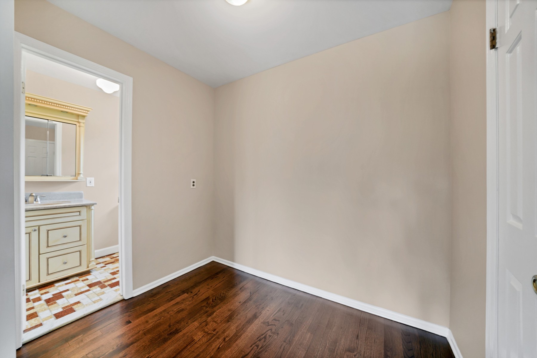  Beautifully Maintained Colonial with Expansive Backyard - 物件實景