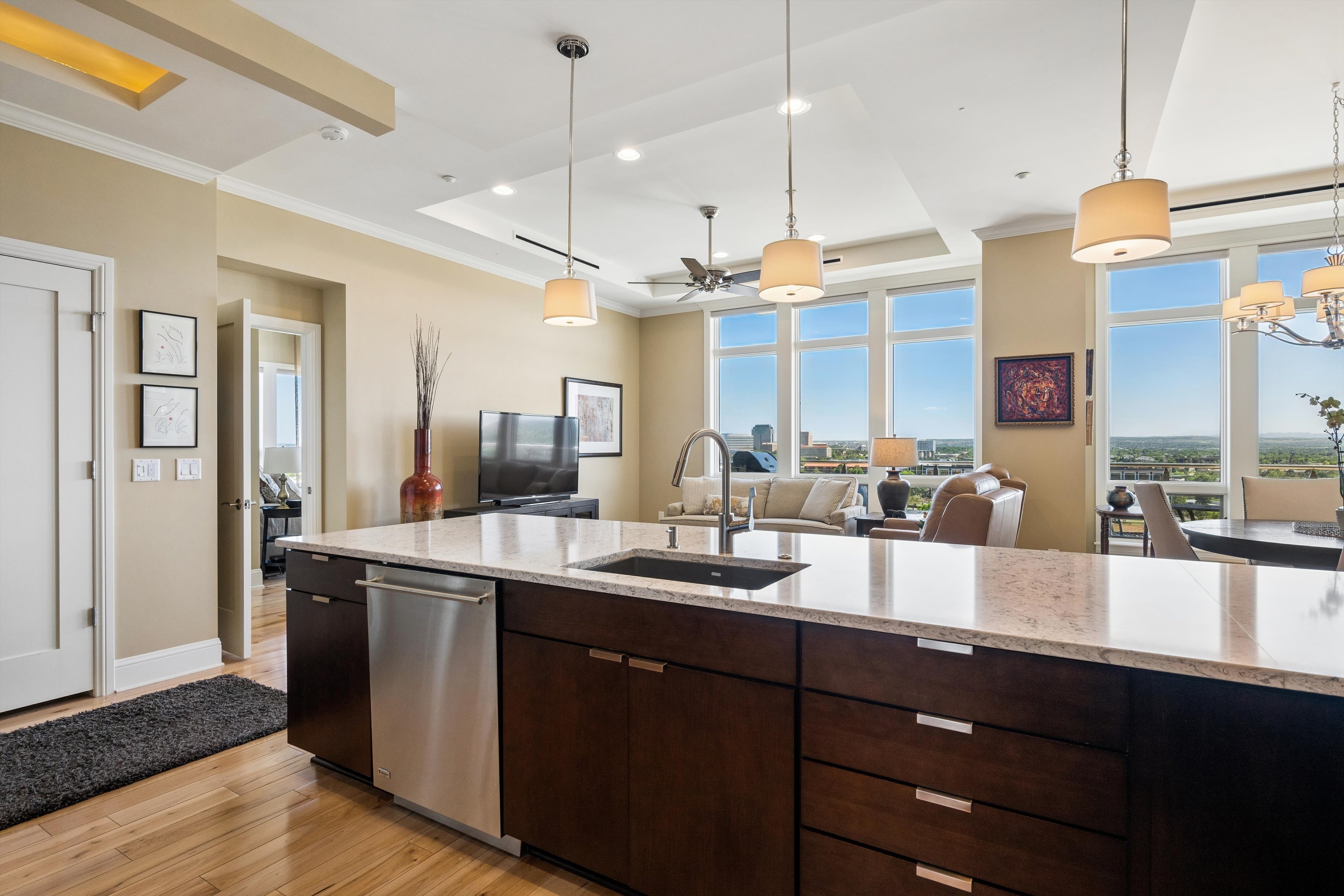  Fantastic 2 Bed/2 Bath End Unit Offering Panoramic Views - 物件實景