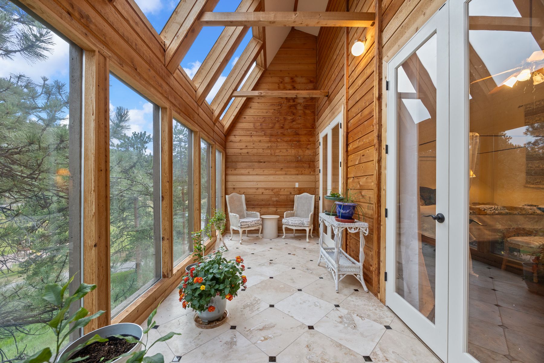  Evergreen Timbervale Retreat: Walk to Downtown, Sunrooms & Mountain View Meadow - 物件實景