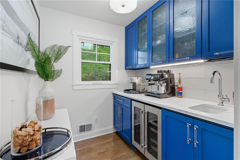 Alpharetta, Georgia, 30005, United States, 4 Bedrooms Bedrooms, ,6 BathroomsBathrooms,Residential,For Sale,1983404