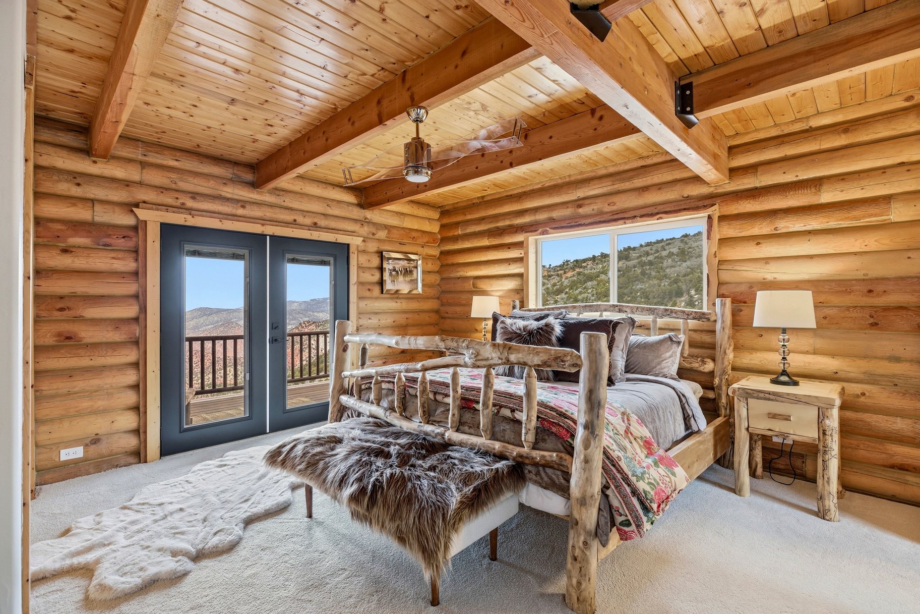  Renovated Log Cabin in Cedar Highlands with Wraparound Deck & Mountain Views - 物件實景