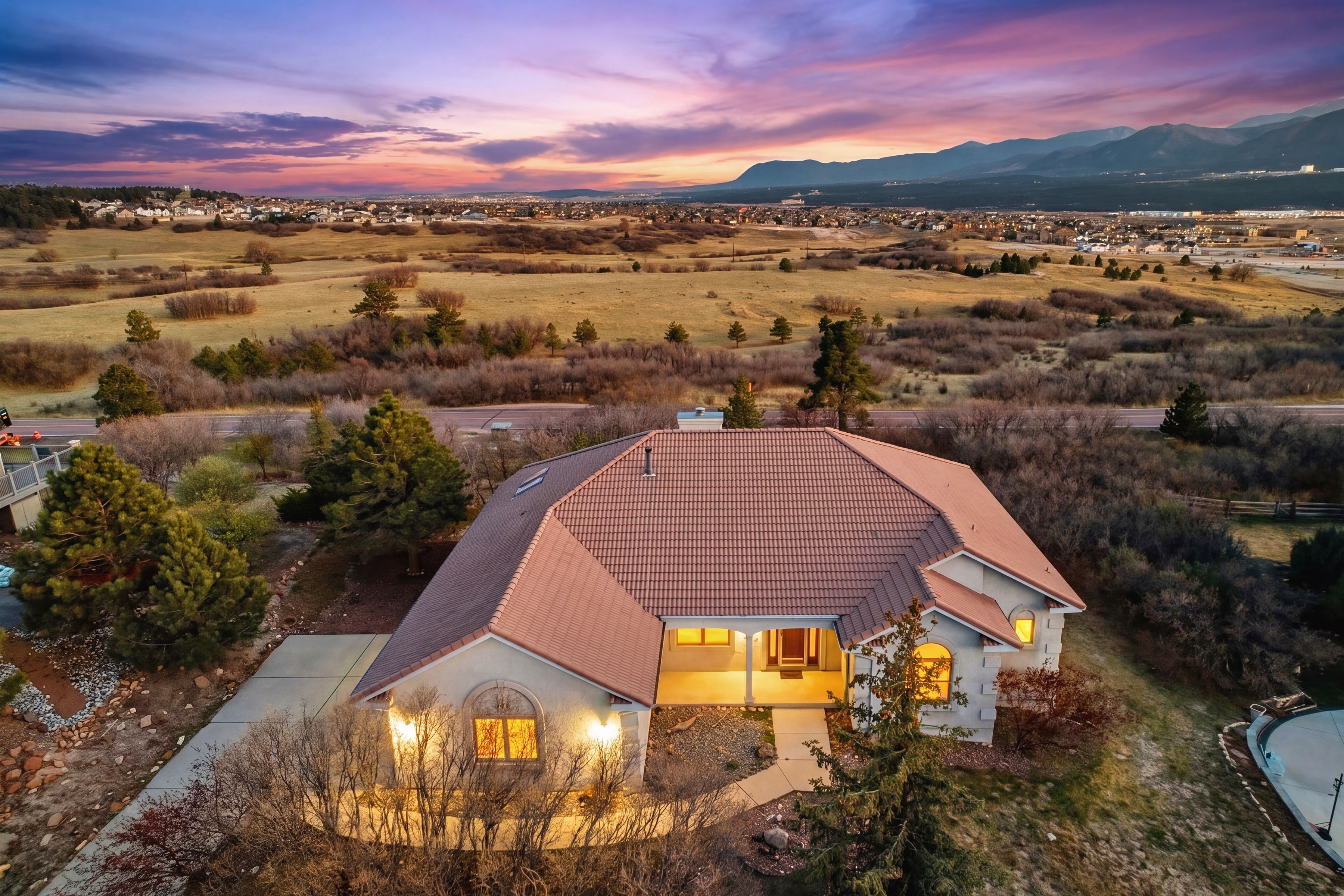  Bright & Spacious Ranch Home with Scenic Views - 物件實景