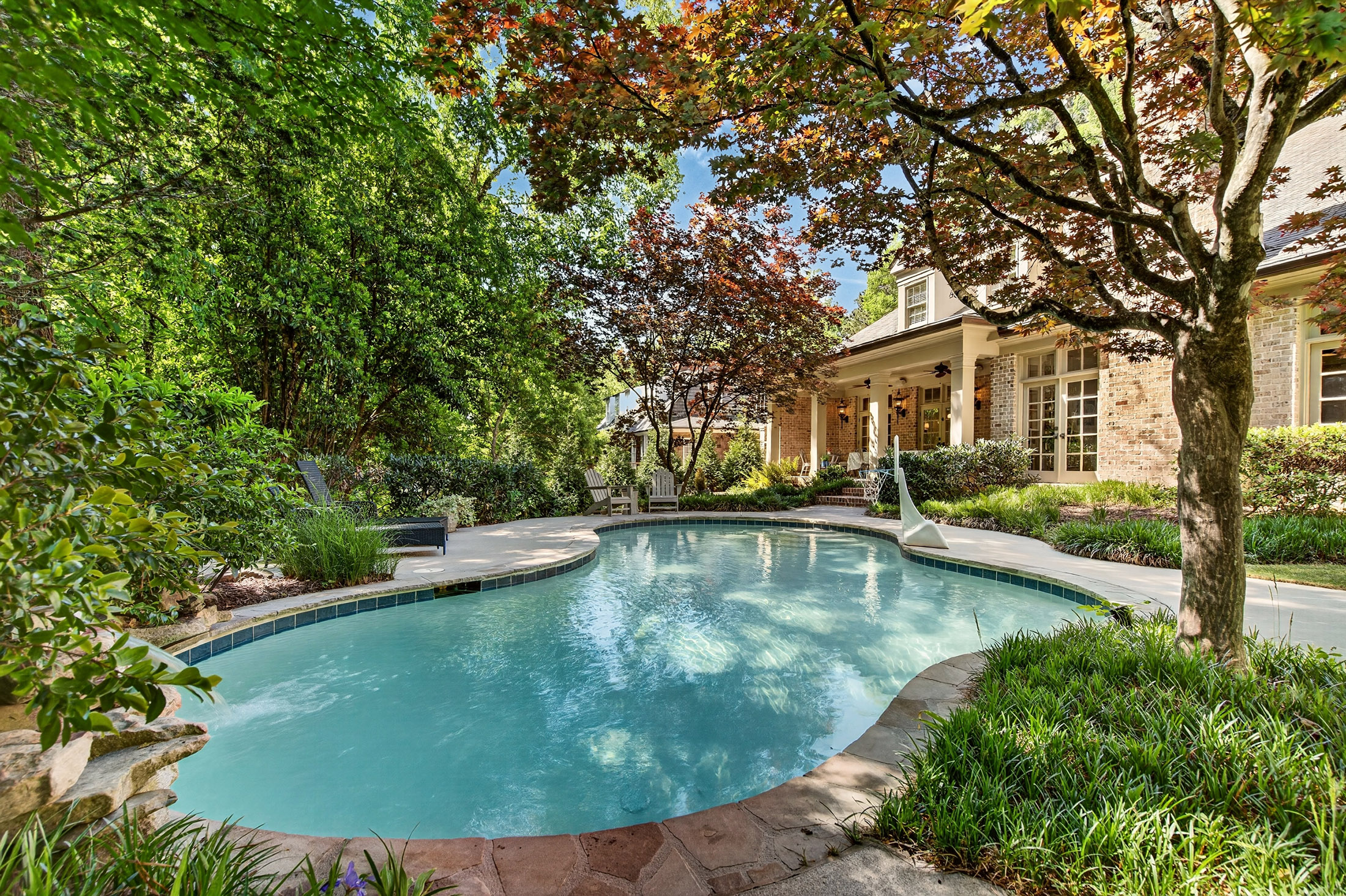  Exceptional Estate with Pool Nestled on 2+/- Private Acres Near Chastain Park - 物件實景