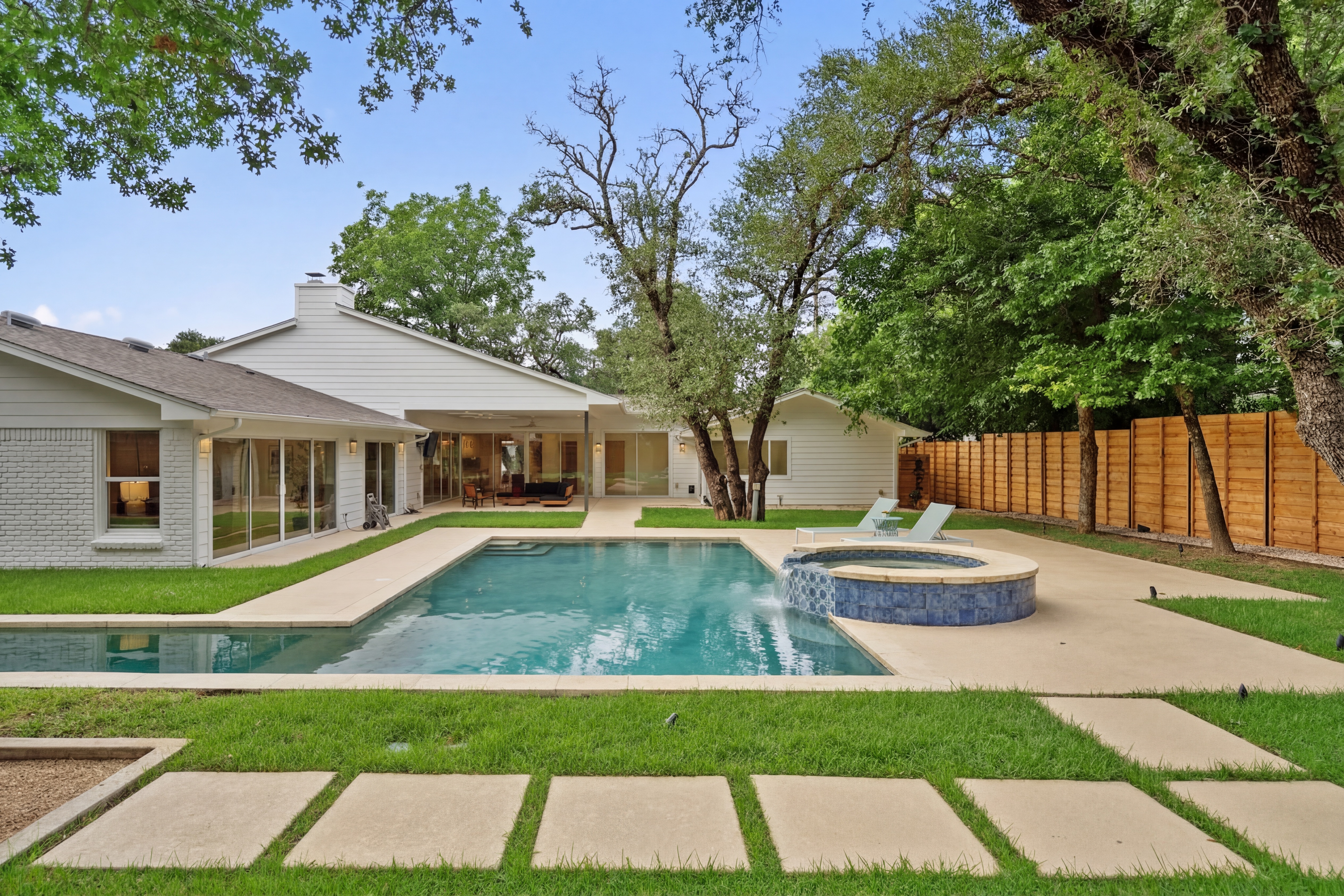  Midcentury Modern NW Hills Off Market - Lap Pool, Huge Windows, Renovated - 物件實景