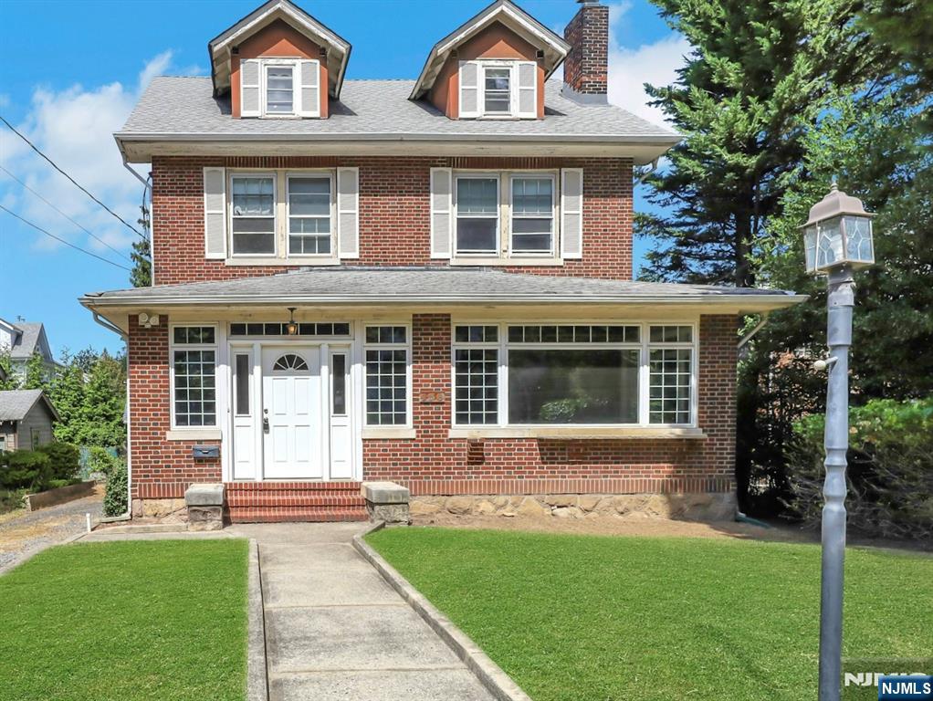Leonia, New Jersey, 07605, United States, 5 Bedrooms Bedrooms, ,4 BathroomsBathrooms,Residential,For Sale,1934270