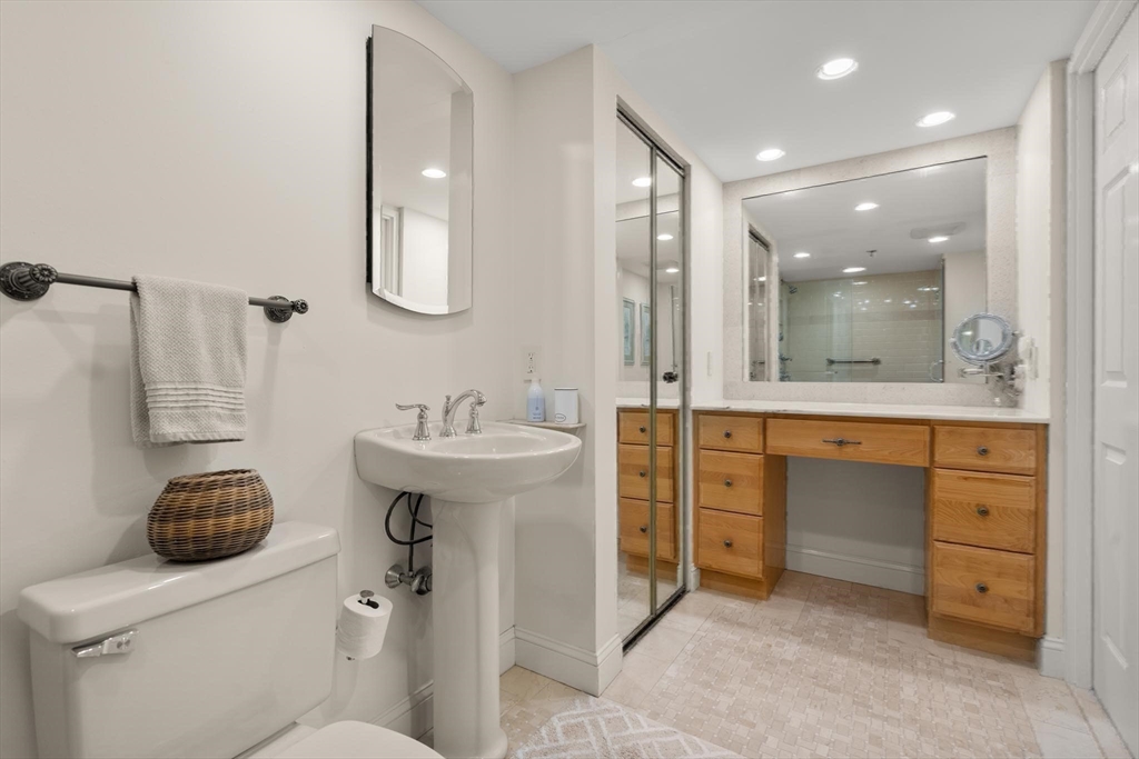 Newton, Massachusetts, 02467, United States, 2 Bedrooms Bedrooms, ,2 BathroomsBathrooms,Residential,For Sale,1987571