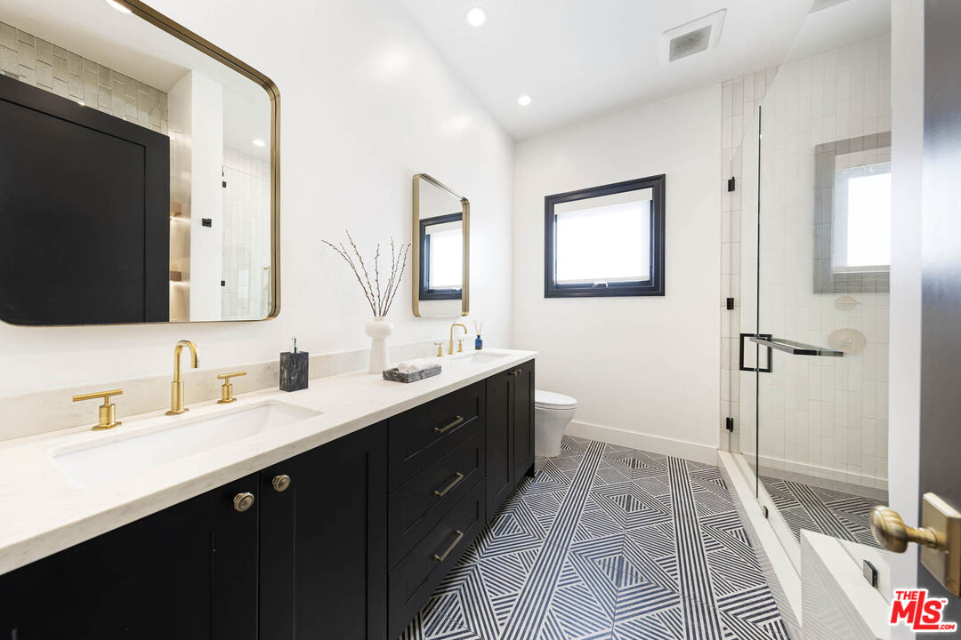 Los Angeles, California, 90048, United States, 4 Bedrooms Bedrooms, ,2 BathroomsBathrooms,Residential,For Sale,1962418