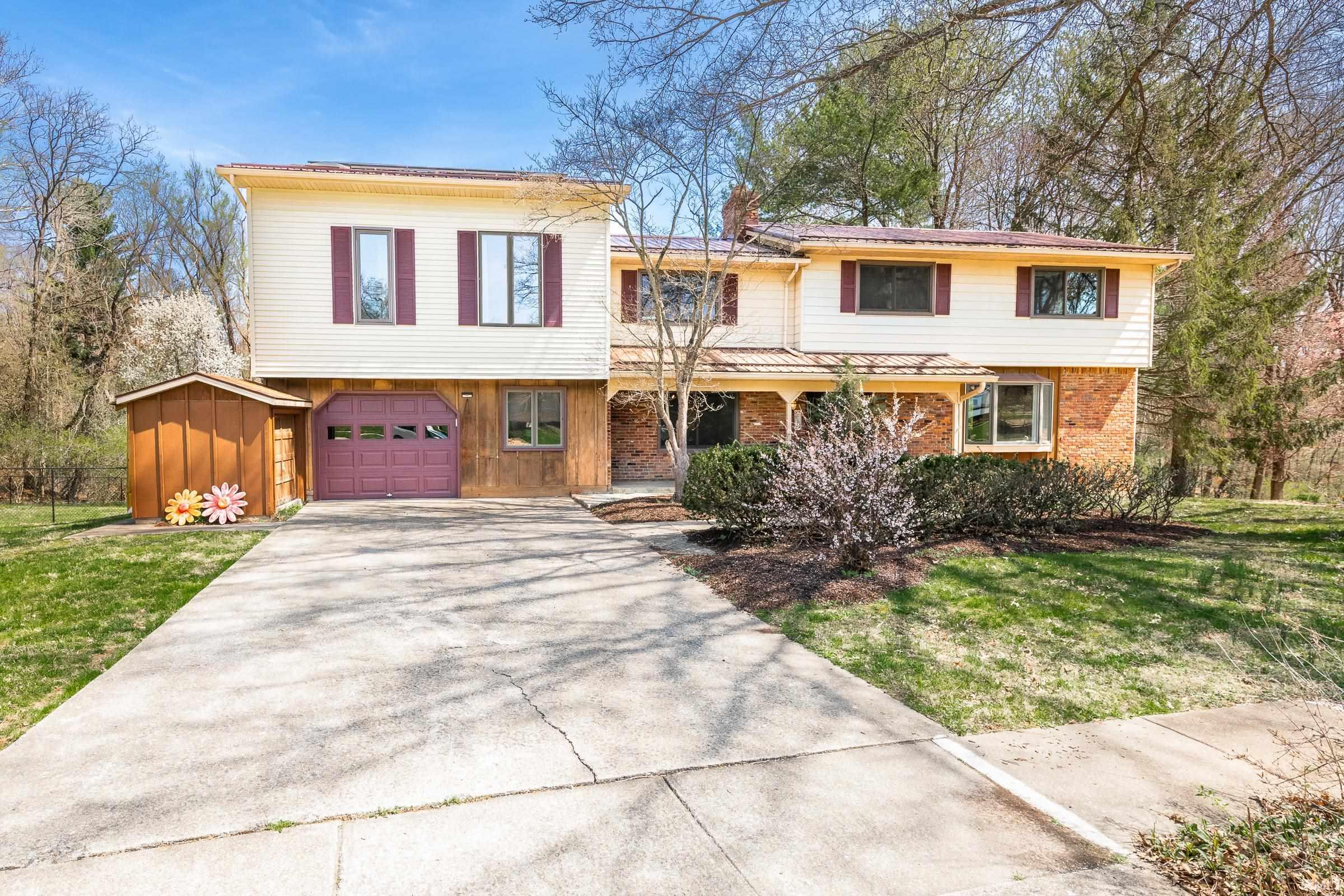 Bloomington, Indiana, 47401, United States, 8 Bedrooms Bedrooms, ,5 BathroomsBathrooms,Residential,For Sale,1988633