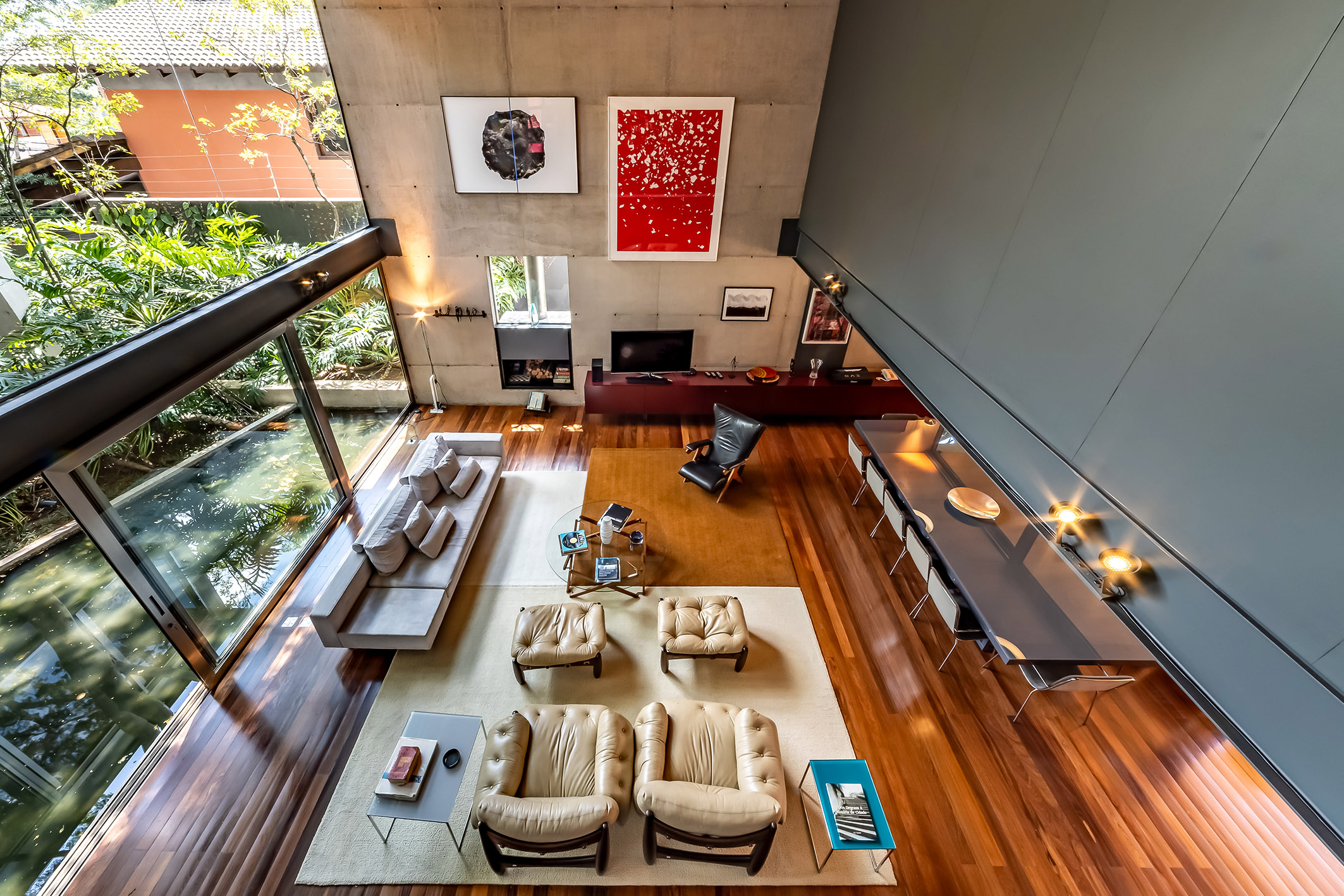  Contemporary home with open layout and outdoor living surrounded by greenery - 物件實景
