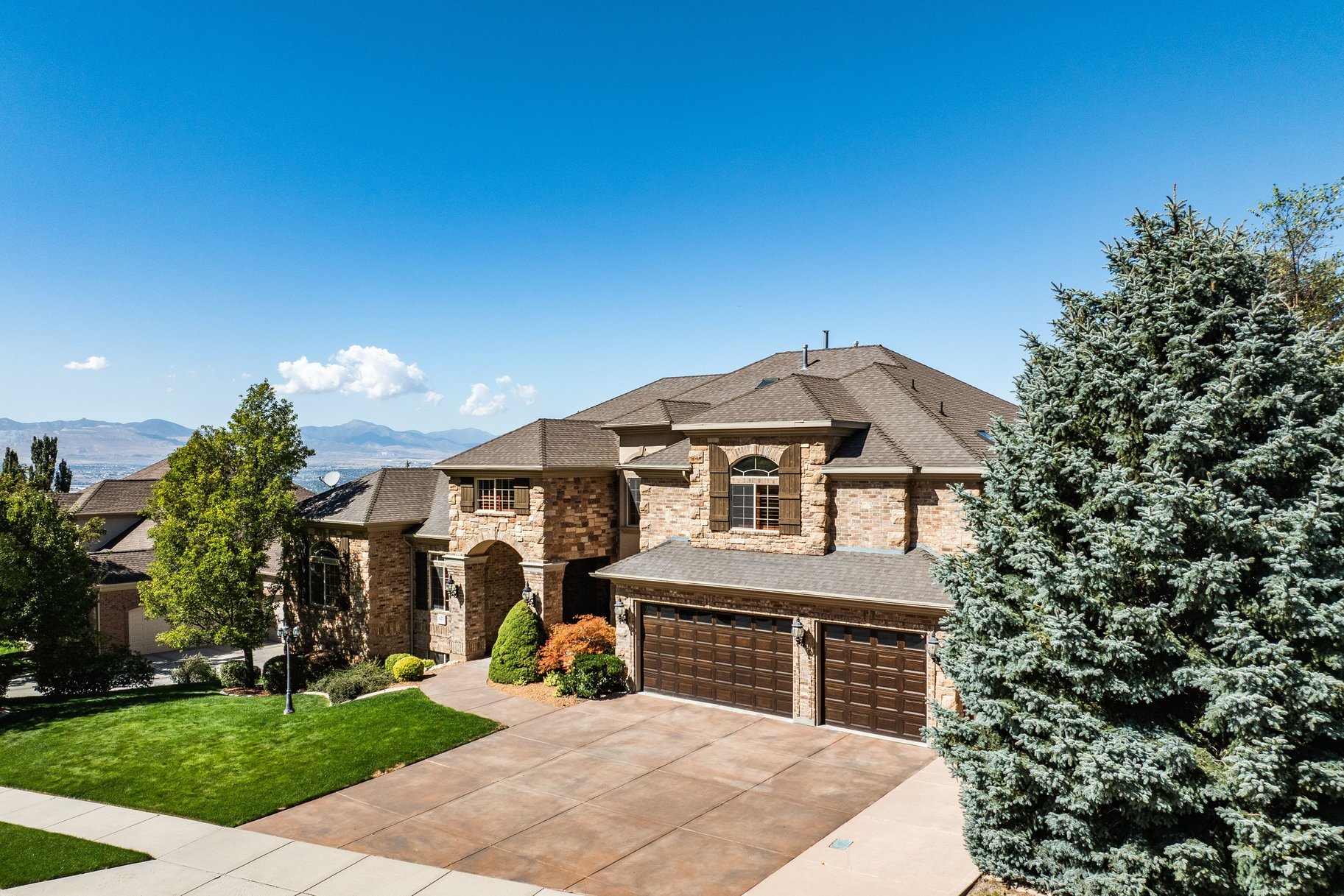  Stately Gated-Community Estate on Nearly Half an Acre: Vaulted Ceilings, Valley - 物件實景