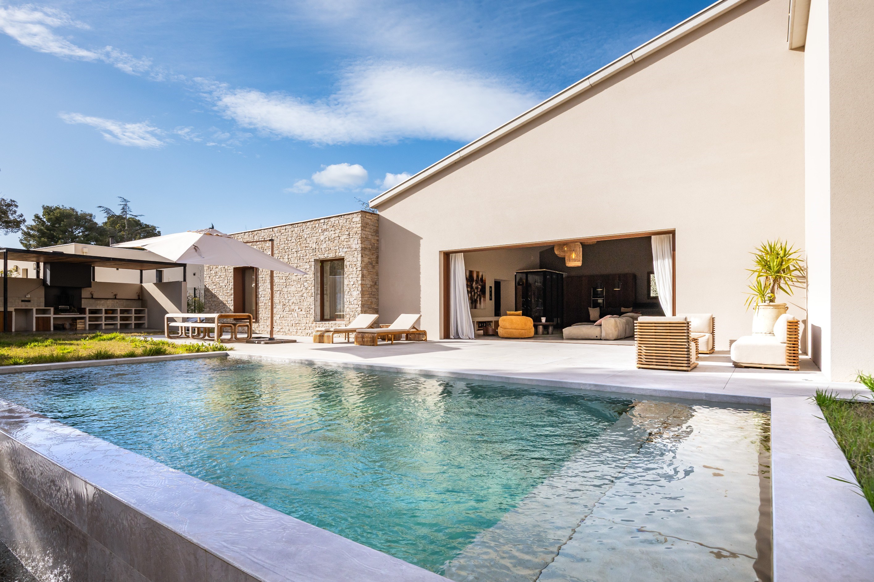  Contemporary single-storey villa with swimming pool in a natural setting - 物件實景