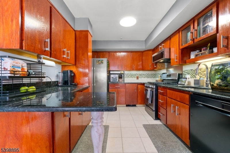 West Orange Twp., New Jersey, 07052, United States, 3 Bedrooms Bedrooms, ,3 BathroomsBathrooms,Residential,For Sale,2002469