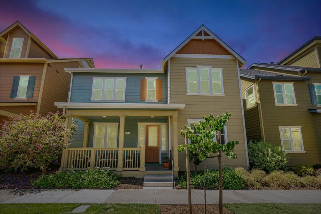 Hercules, California, 94547, United States, 4 Bedrooms Bedrooms, ,3 BathroomsBathrooms,Residential,For Sale,1978520