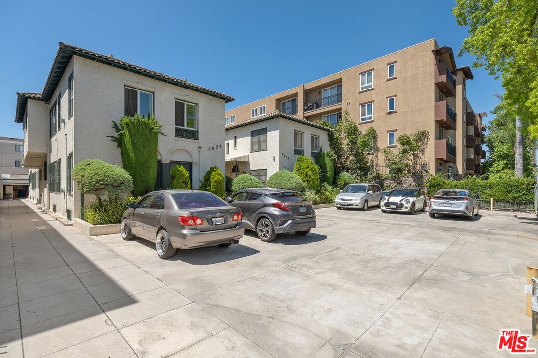 Los Angeles, California, 90019, United States, 12 Bedrooms Bedrooms, ,Residential,For Sale,1885364