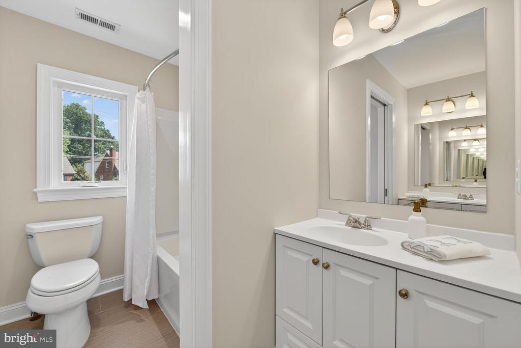 Arlington, Virginia, 22213, United States, 5 Bedrooms Bedrooms, ,5 BathroomsBathrooms,Residential,For Sale,1982488